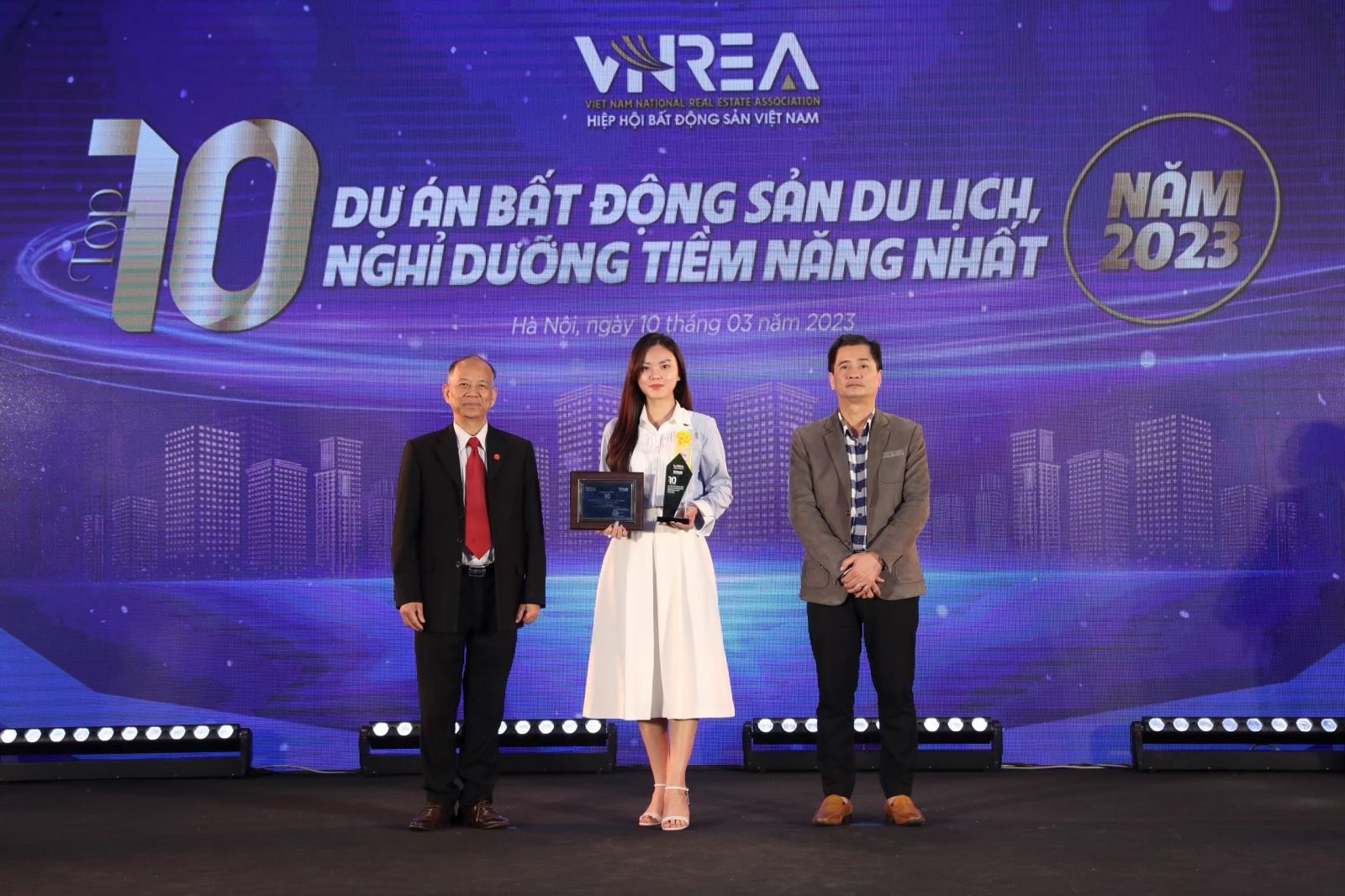 Văn Phú - Invest giành cú đúp giải thưởng tại Lễ Vinh danh thương hiệu Bất động sản dẫn đầu năm 2022-2023 - Ảnh 2.