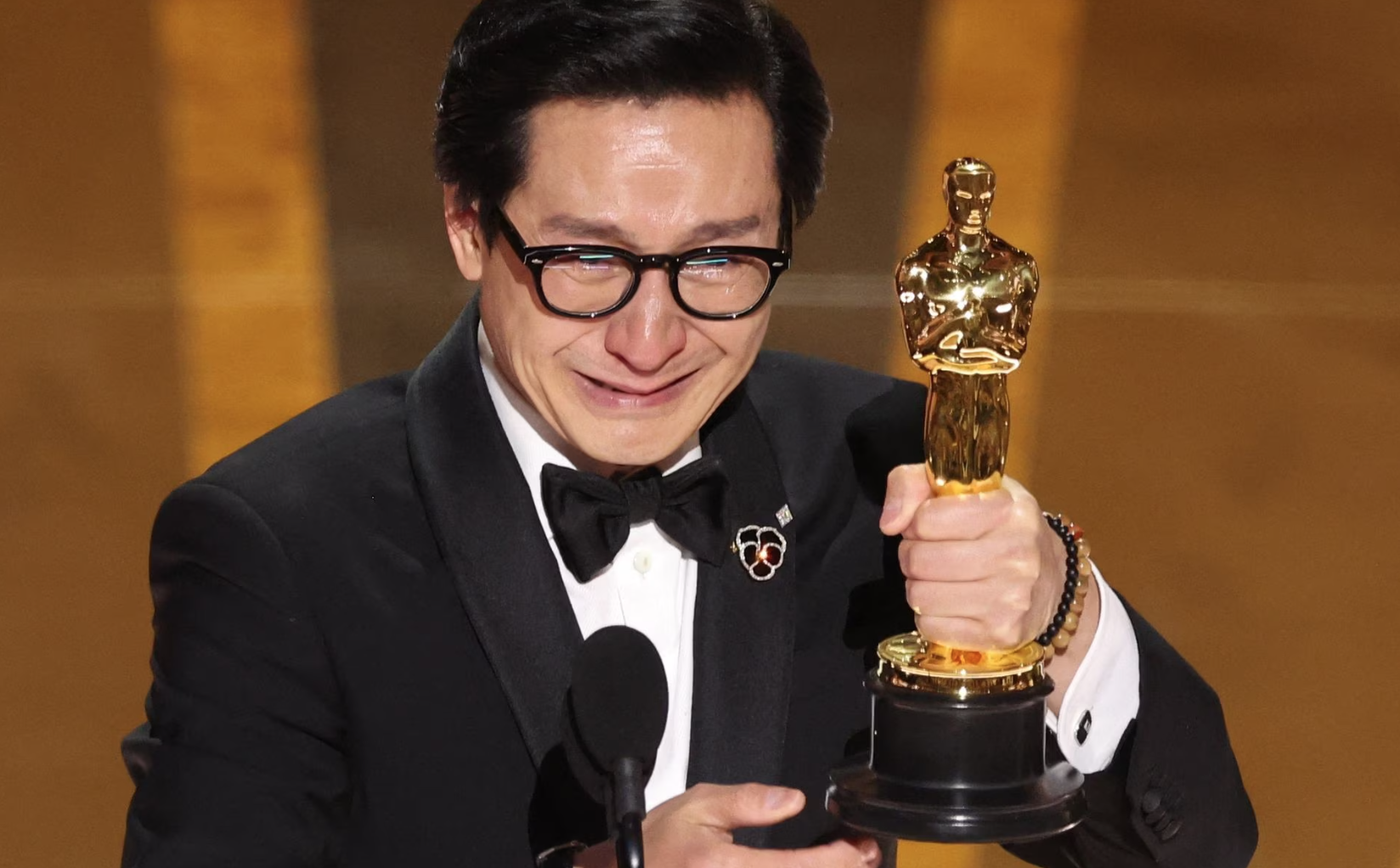 Quan Kế Huy: Tài tử gốc Á làm nên lịch sử tại Oscar sau gần 40 năm bị Hollywood ruồng bỏ - Ảnh 1.