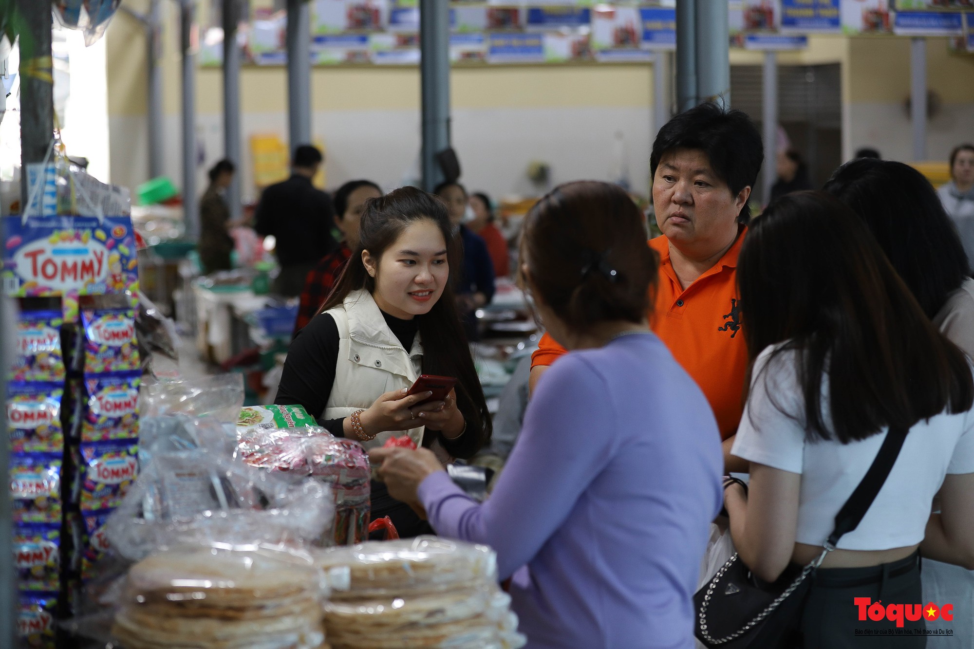 Đà Nẵng: Chợ Hàn &quot;thay áo mới&quot; hút khách du lịch  - Ảnh 6.