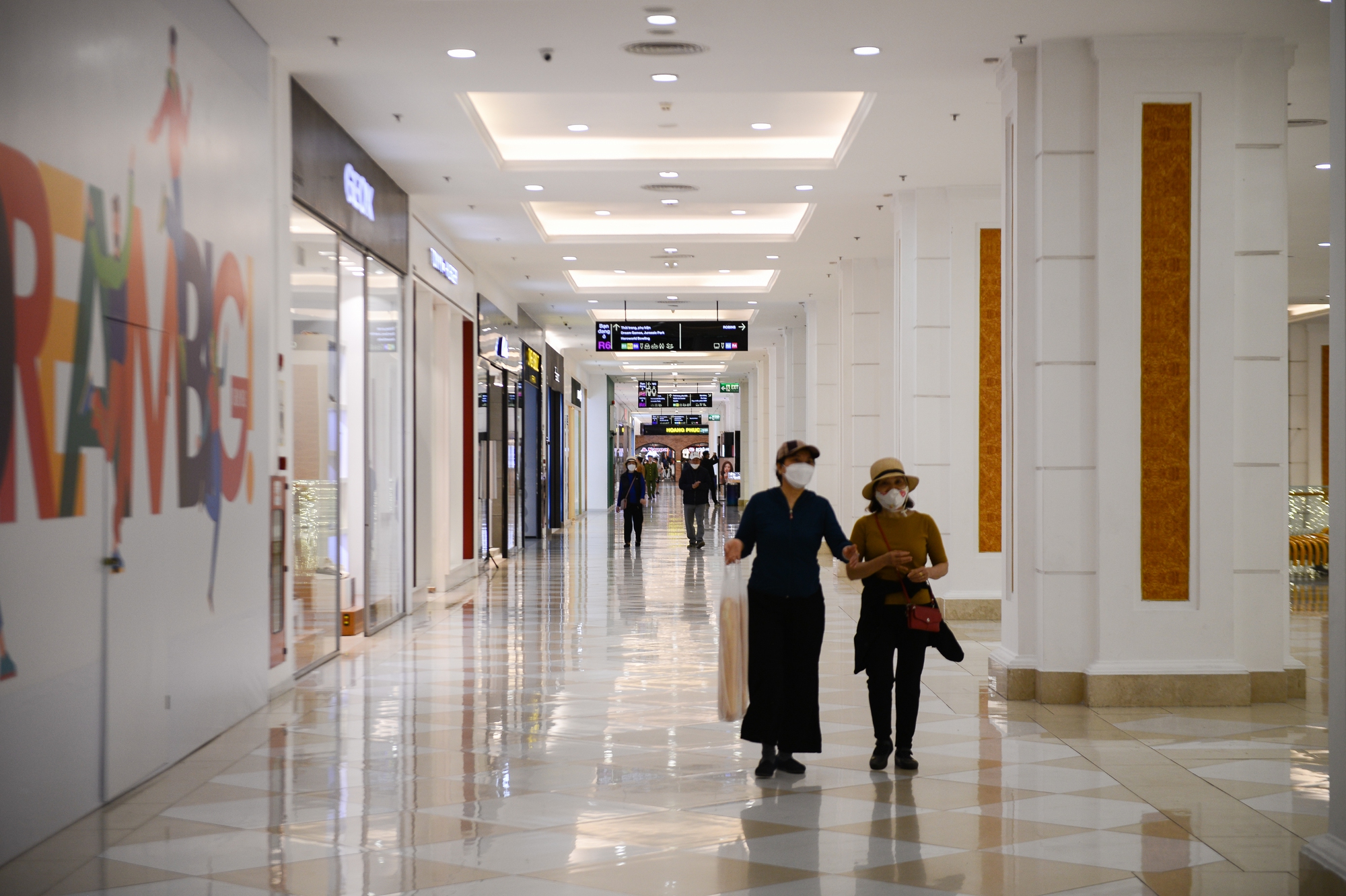 Cảnh tượng lạ bên trong những trung tâm thương mại nằm ở vị trí đắc địa của Hà Nội - Ảnh 3.