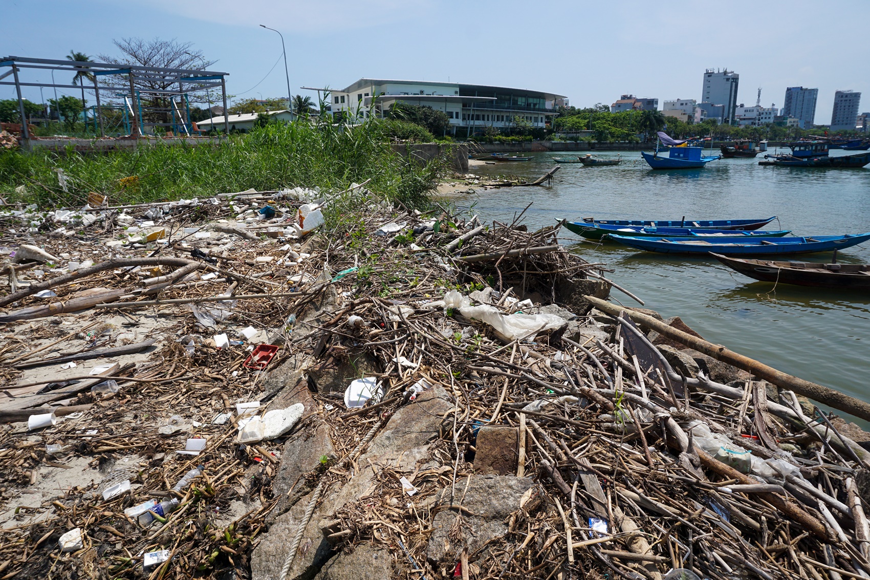 Bờ sông Hàn Đà Nẵng nhếch nhác, ngập ngụa rác thải - Ảnh 20.