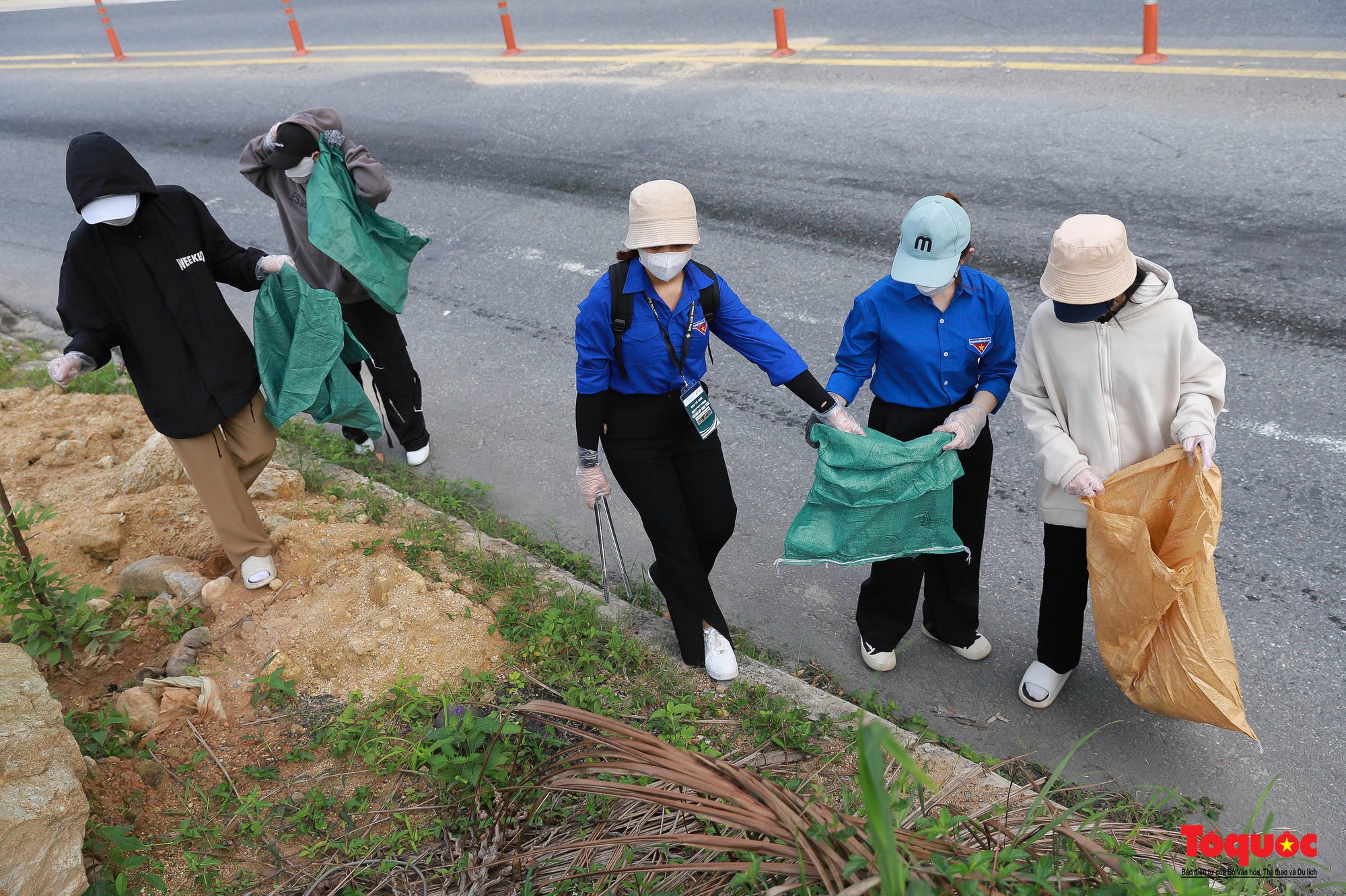 Gần 1.000 người nhặt rác làm đẹp bán đảo Sơn Trà và các bãi biển du lịch Đà Nẵng - Ảnh 4.