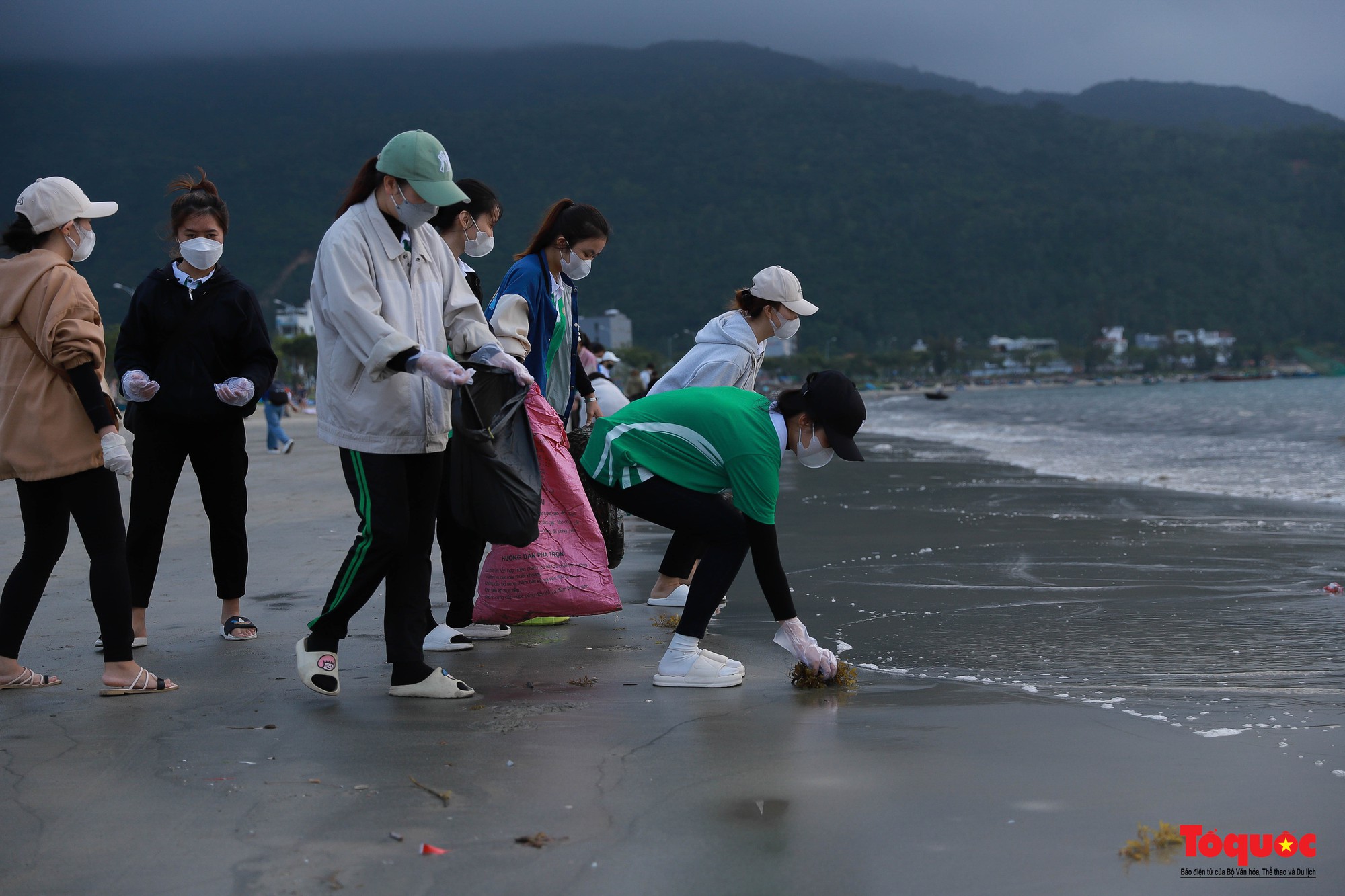 Gần 1.000 người nhặt rác làm đẹp bán đảo Sơn Trà và các bãi biển du lịch Đà Nẵng - Ảnh 17.