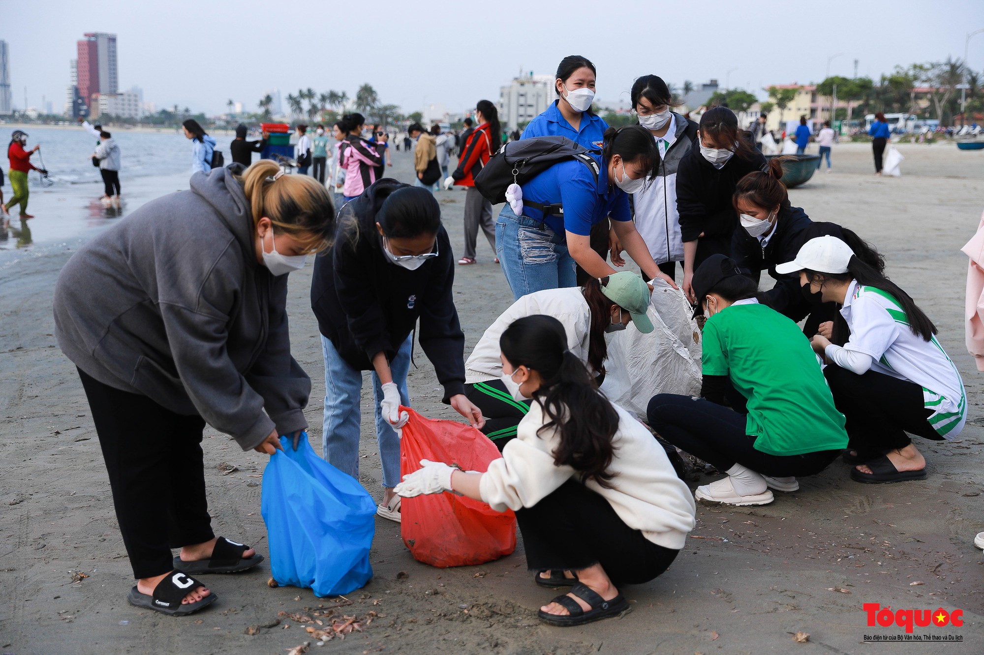 Gần 1.000 người nhặt rác làm đẹp bán đảo Sơn Trà và các bãi biển du lịch Đà Nẵng - Ảnh 12.