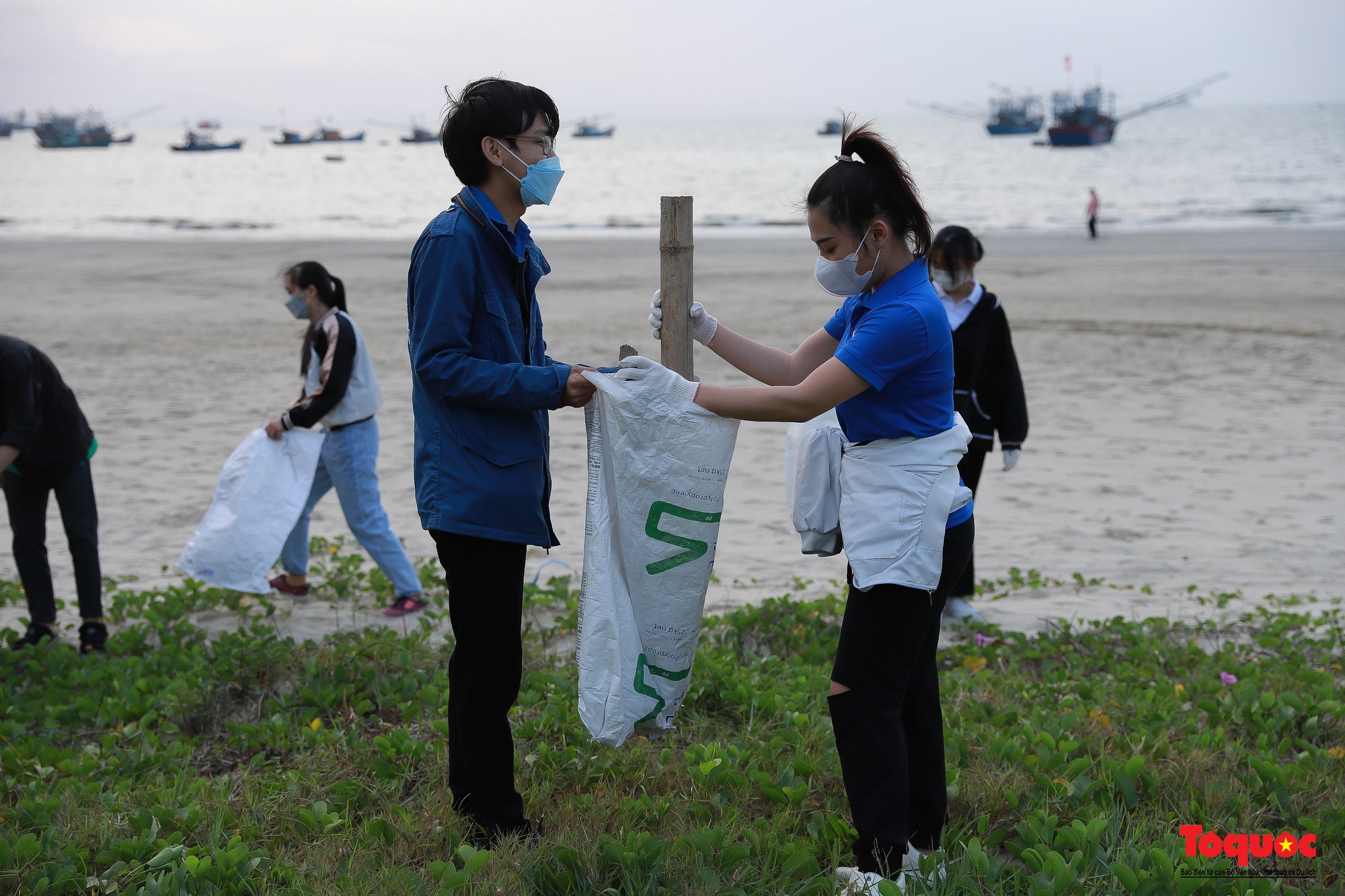Gần 1.000 người nhặt rác làm đẹp bán đảo Sơn Trà và các bãi biển du lịch Đà Nẵng - Ảnh 13.