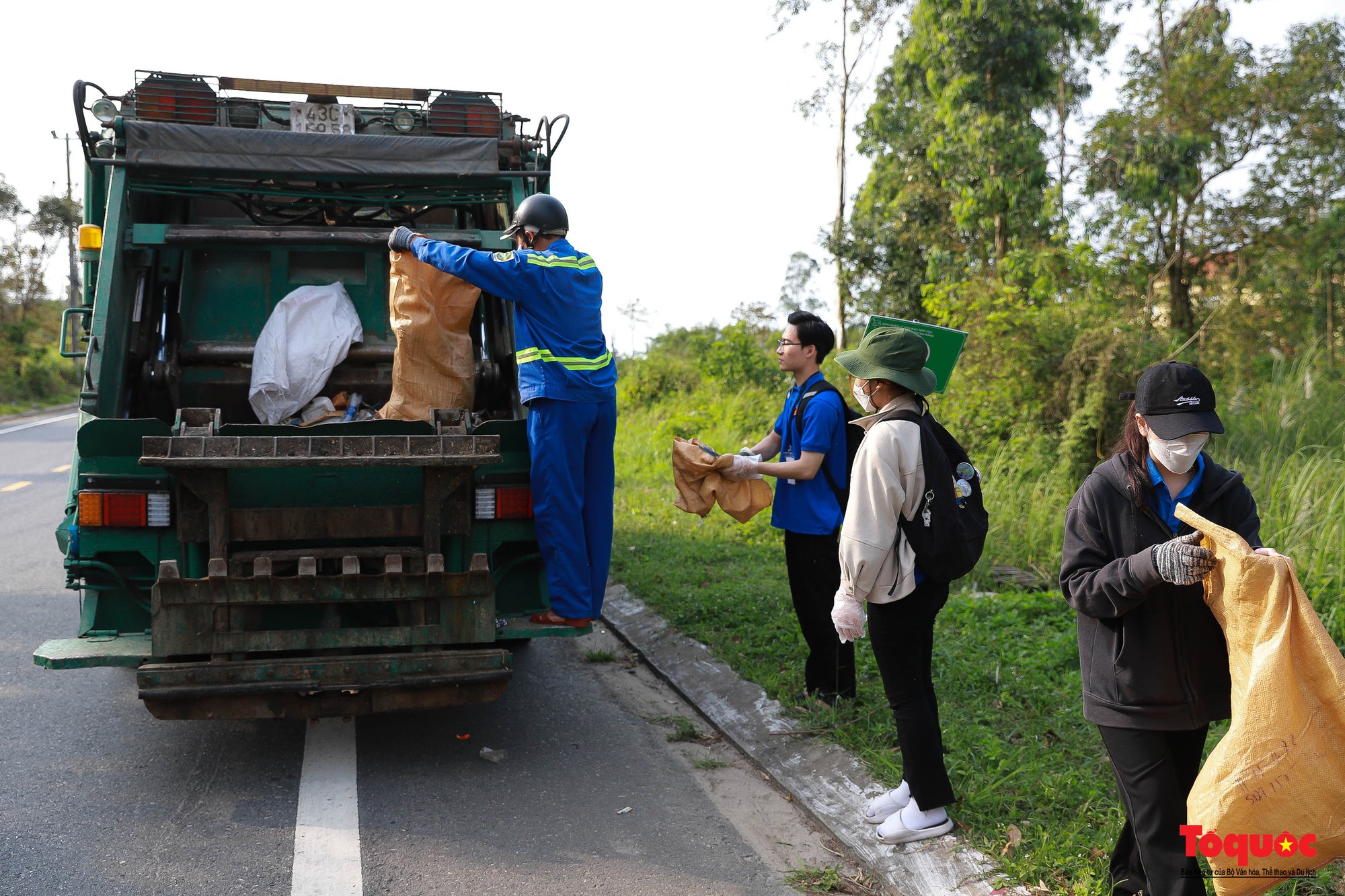 Gần 1.000 người nhặt rác làm đẹp bán đảo Sơn Trà và các bãi biển du lịch Đà Nẵng - Ảnh 9.