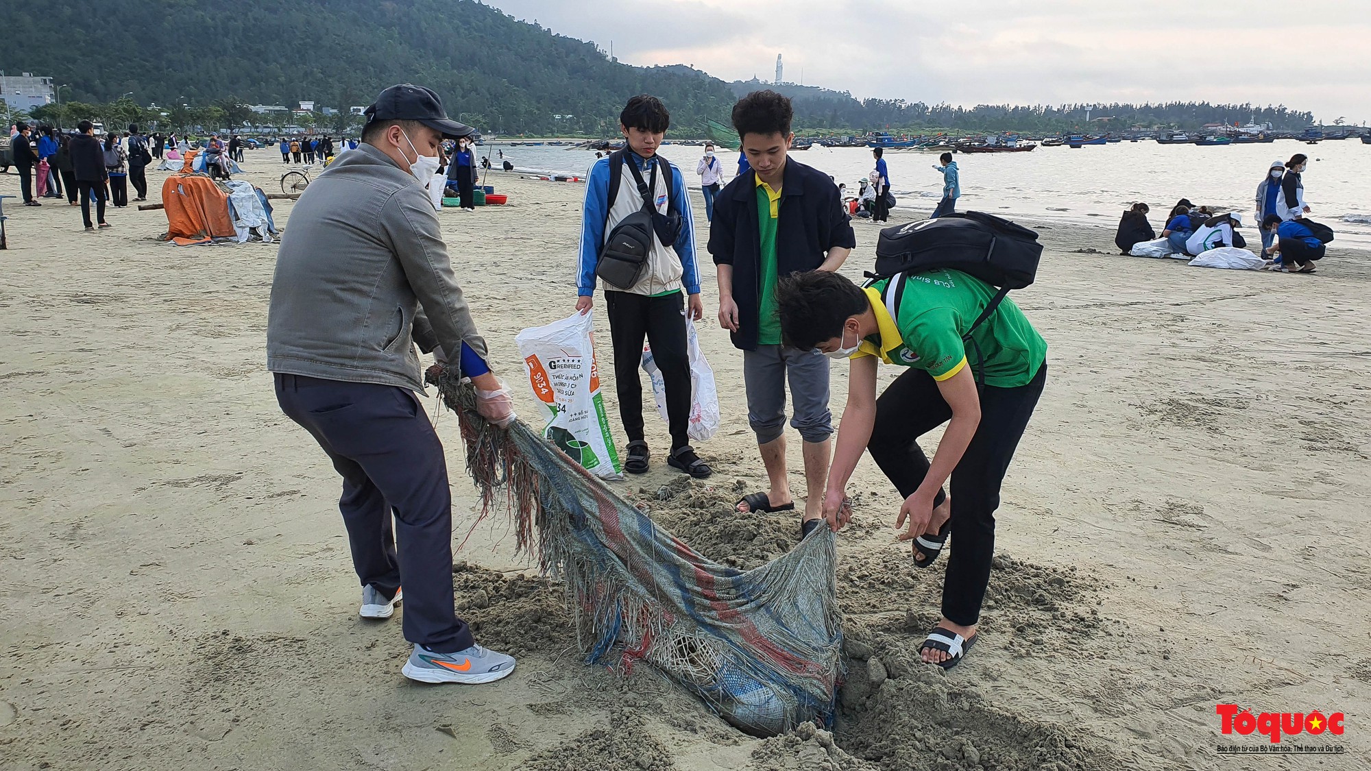 Gần 1.000 người nhặt rác làm đẹp bán đảo Sơn Trà và các bãi biển du lịch Đà Nẵng - Ảnh 15.