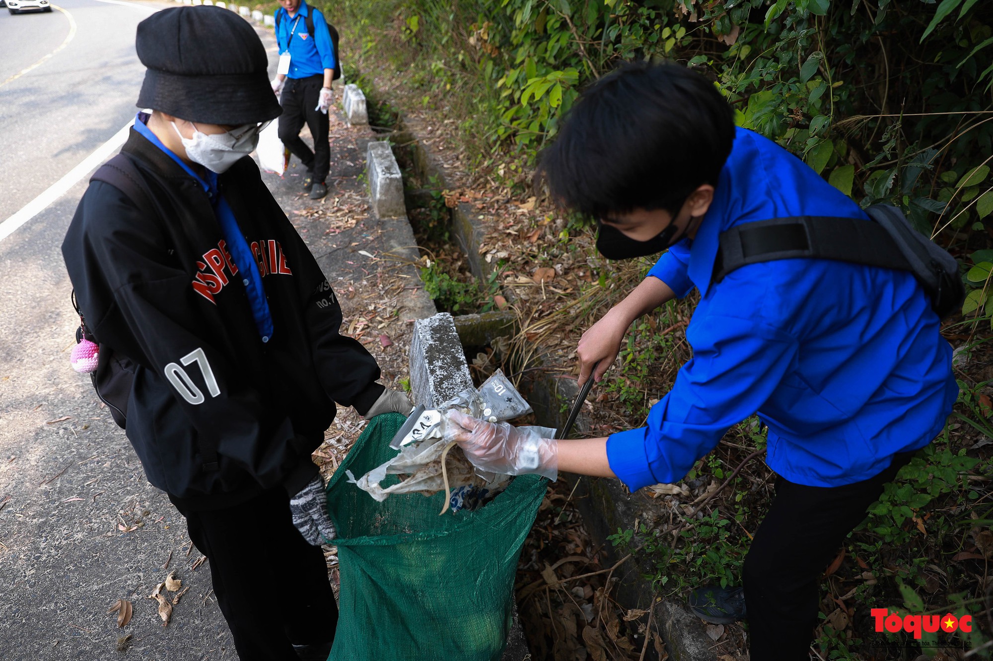 Gần 1.000 người nhặt rác làm đẹp bán đảo Sơn Trà và các bãi biển du lịch Đà Nẵng - Ảnh 6.