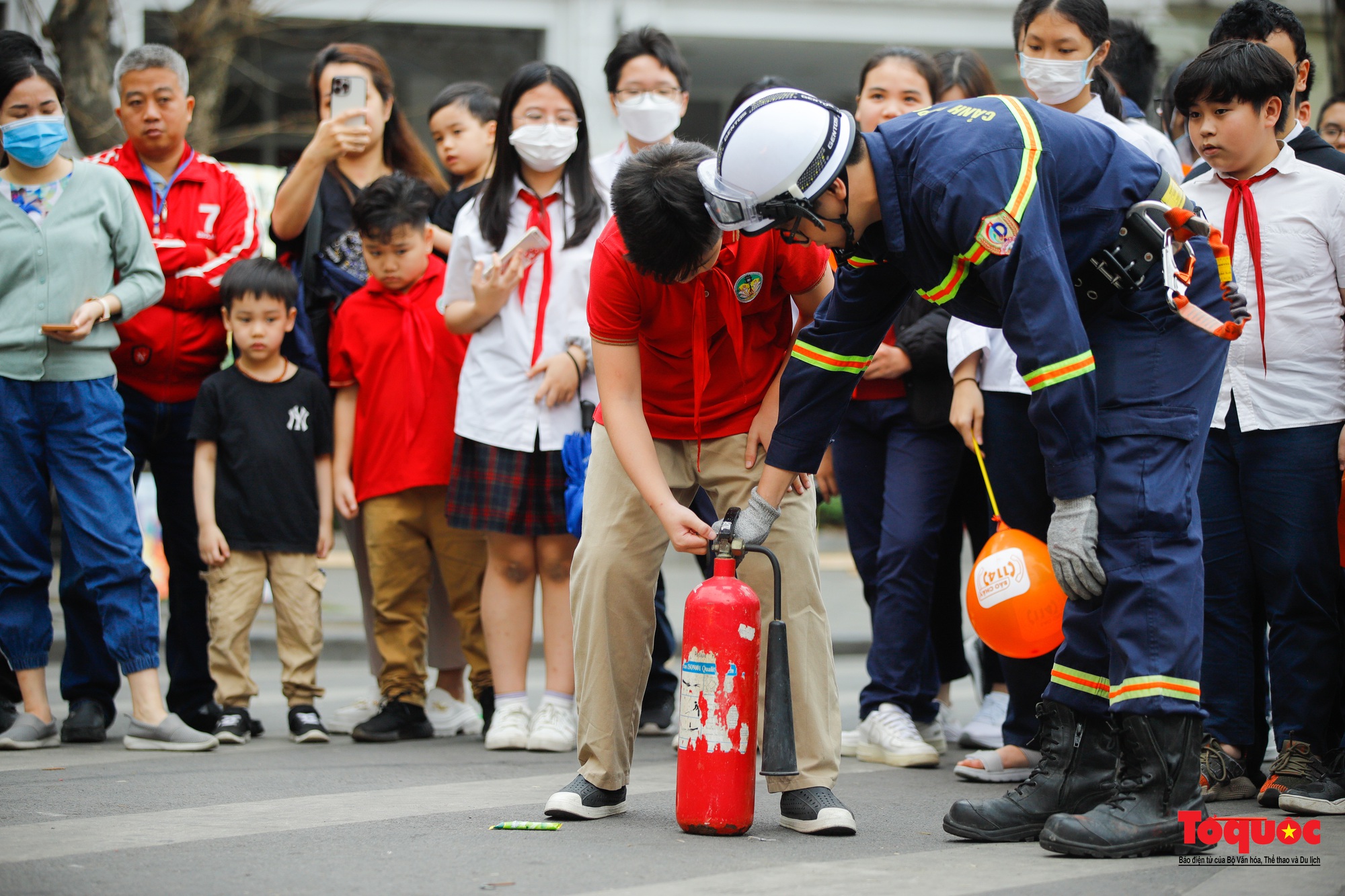 Phổ biến kiến thức, kỹ năng phòng cháy chữa cháy tại phố đi bộ Hoàn Kiếm - Ảnh 7.
