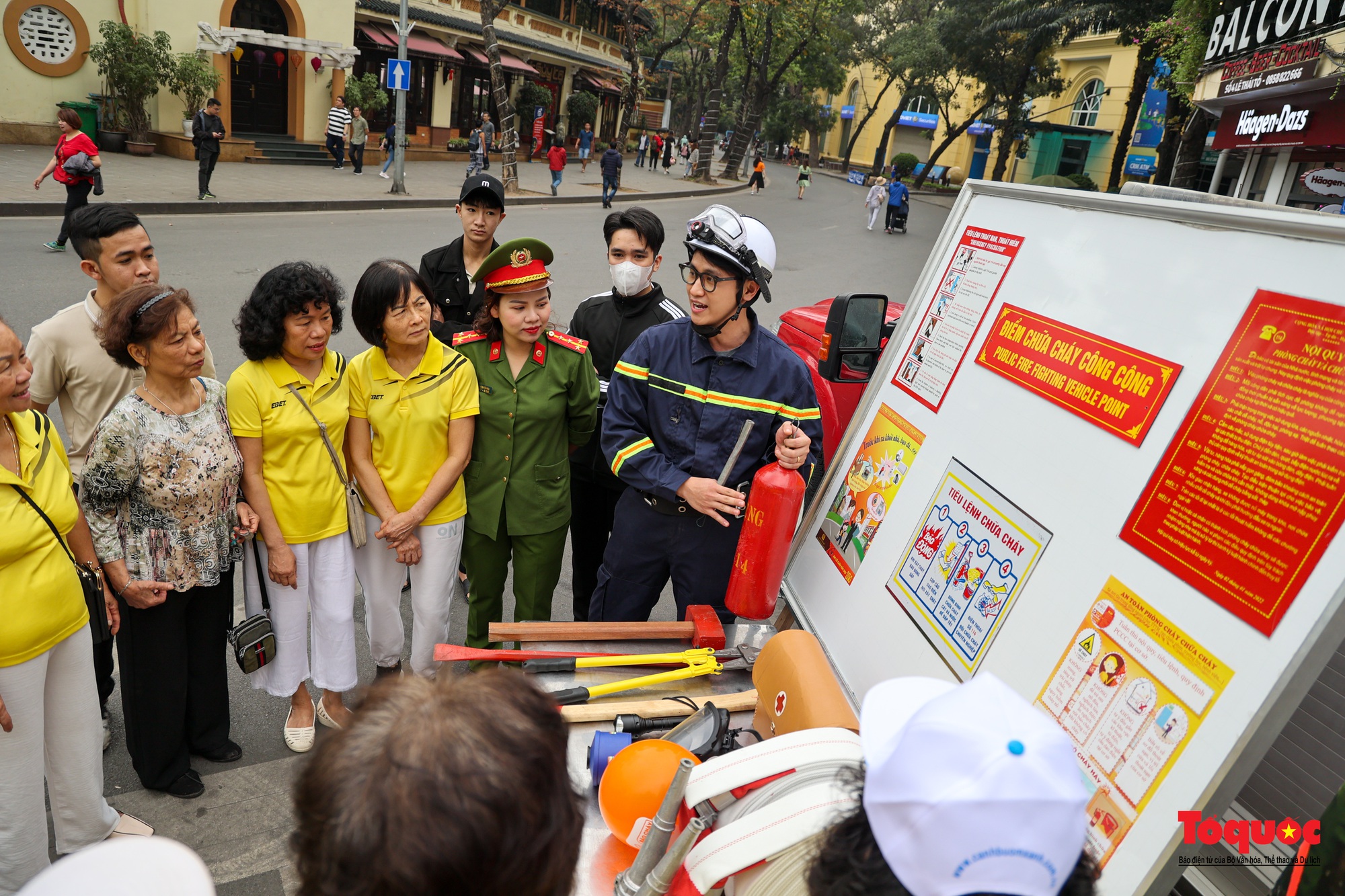 Phổ biến kiến thức, kỹ năng phòng cháy chữa cháy tại phố đi bộ Hoàn Kiếm - Ảnh 1.