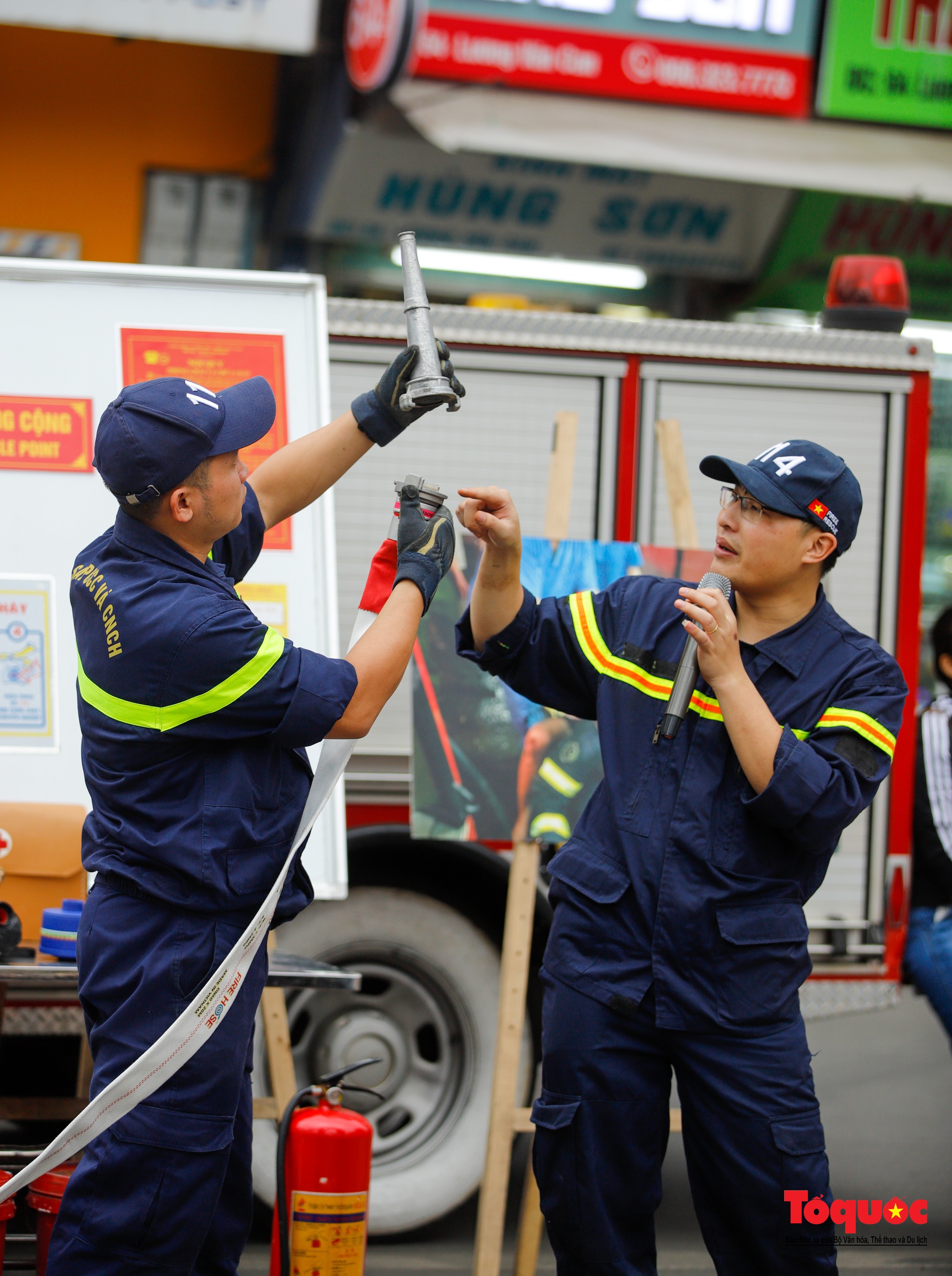Phổ biến kiến thức, kỹ năng phòng cháy chữa cháy tại phố đi bộ Hoàn Kiếm - Ảnh 4.