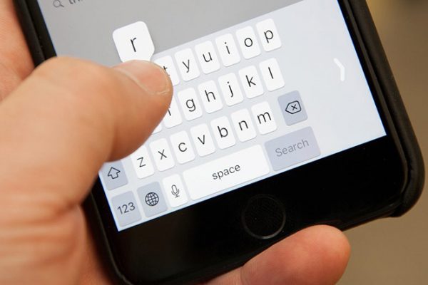 Báo Anh: Hàng triệu người dùng iPhone đang cầm diện thoại sai cách, làm thế này mới chuẩn! - Ảnh 2.