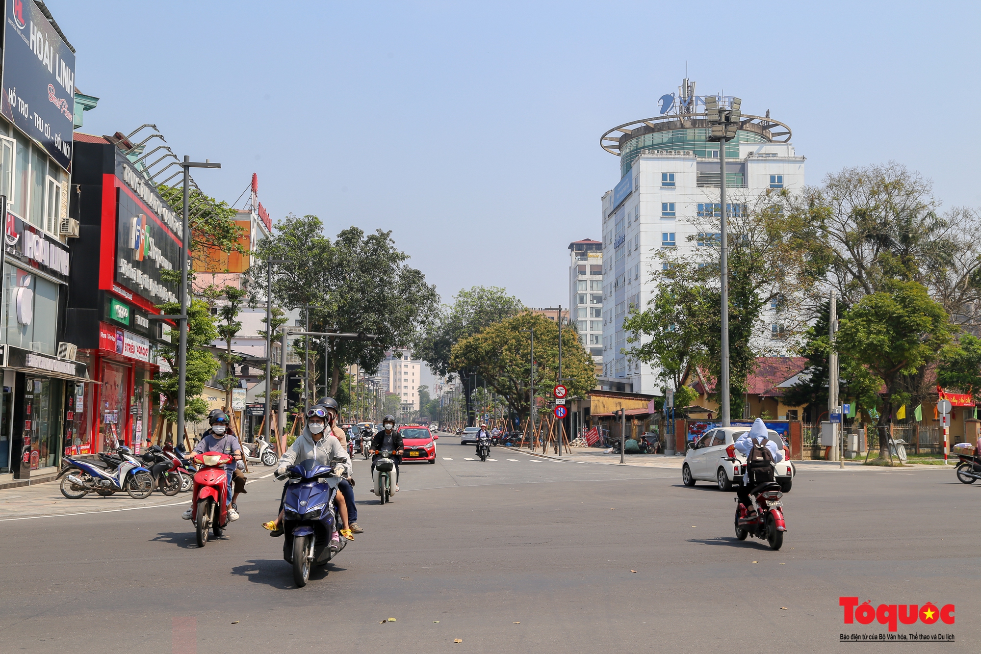 Diện mạo phố đi bộ gần trăm tỷ của TP Huế trước thời điểm đưa vào hoạt động - Ảnh 1.