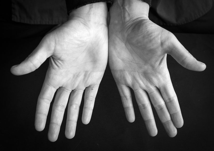 Bộ ảnh chụp đôi bàn tay của từng ngành nghề khác nhau: Khi thăng trầm của cả cuộc đời được khắc họa qua những vết chai sần - Ảnh 14.