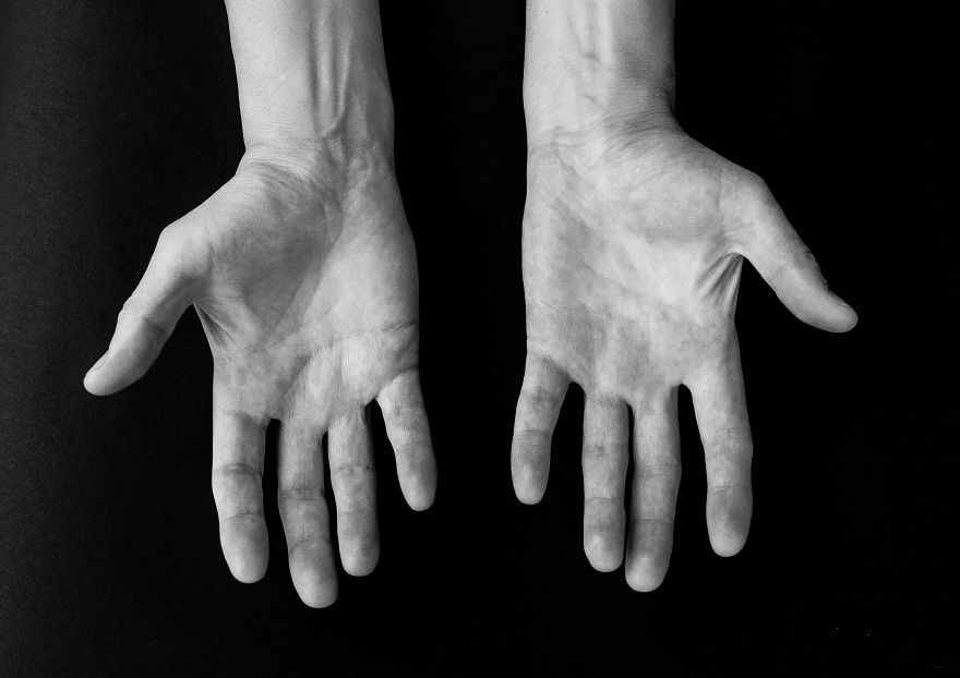 Bộ ảnh chụp đôi bàn tay của từng ngành nghề khác nhau: Khi thăng trầm của cả cuộc đời được khắc họa qua những vết chai sần - Ảnh 11.