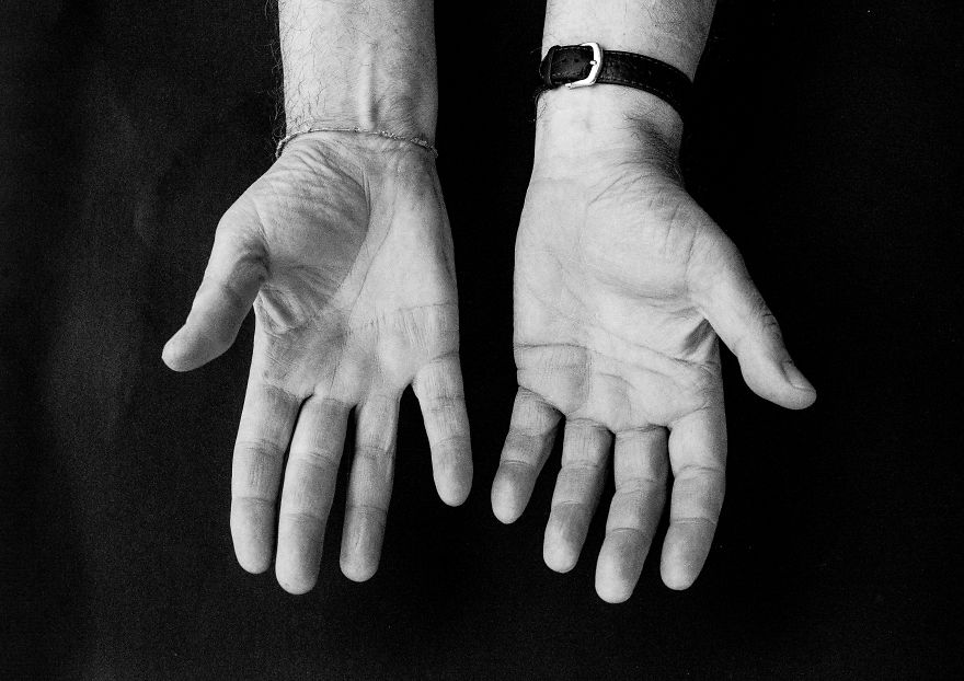 Bộ ảnh chụp đôi bàn tay của từng ngành nghề khác nhau: Khi thăng trầm của cả cuộc đời được khắc họa qua những vết chai sần - Ảnh 8.