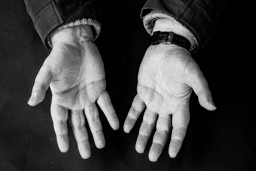 Bộ ảnh chụp đôi bàn tay của từng ngành nghề khác nhau: Khi thăng trầm của cả cuộc đời được khắc họa qua những vết chai sần - Ảnh 10.