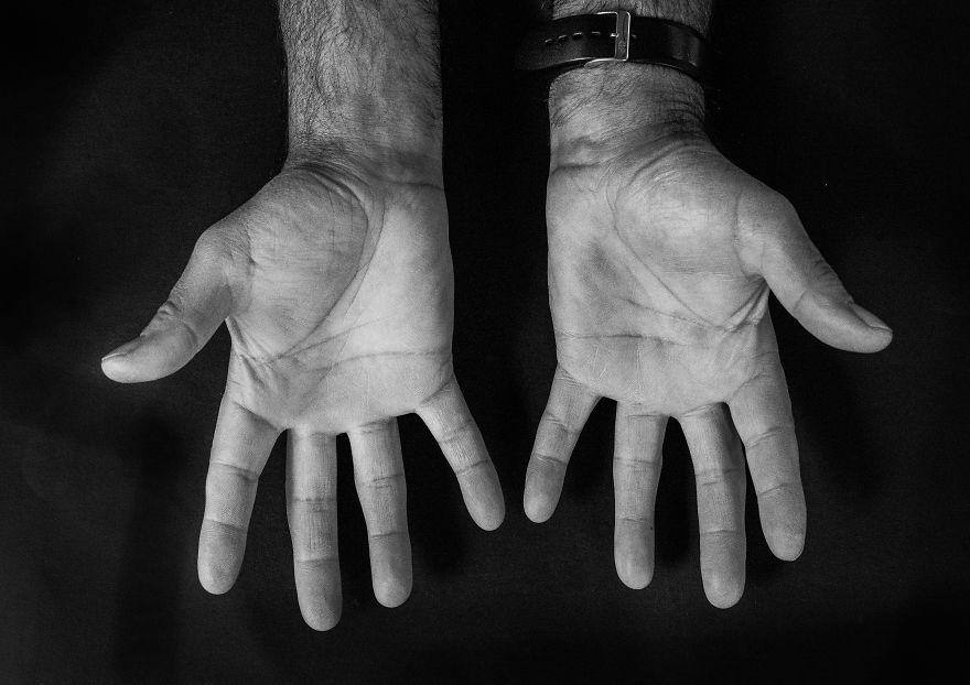 Bộ ảnh chụp đôi bàn tay của từng ngành nghề khác nhau: Khi thăng trầm của cả cuộc đời được khắc họa qua những vết chai sần - Ảnh 13.