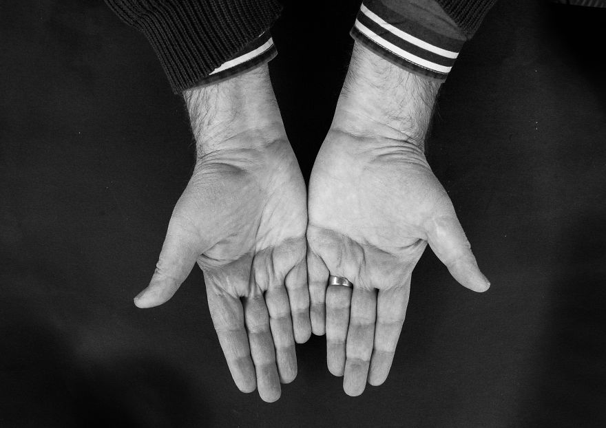 Bộ ảnh chụp đôi bàn tay của từng ngành nghề khác nhau: Khi thăng trầm của cả cuộc đời được khắc họa qua những vết chai sần - Ảnh 6.