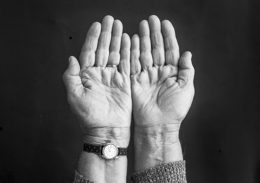 Bộ ảnh chụp đôi bàn tay của từng ngành nghề khác nhau: Khi thăng trầm của cả cuộc đời được khắc họa qua những vết chai sần - Ảnh 15.