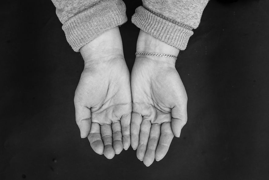 Bộ ảnh chụp đôi bàn tay của từng ngành nghề khác nhau: Khi thăng trầm của cả cuộc đời được khắc họa qua những vết chai sần - Ảnh 12.