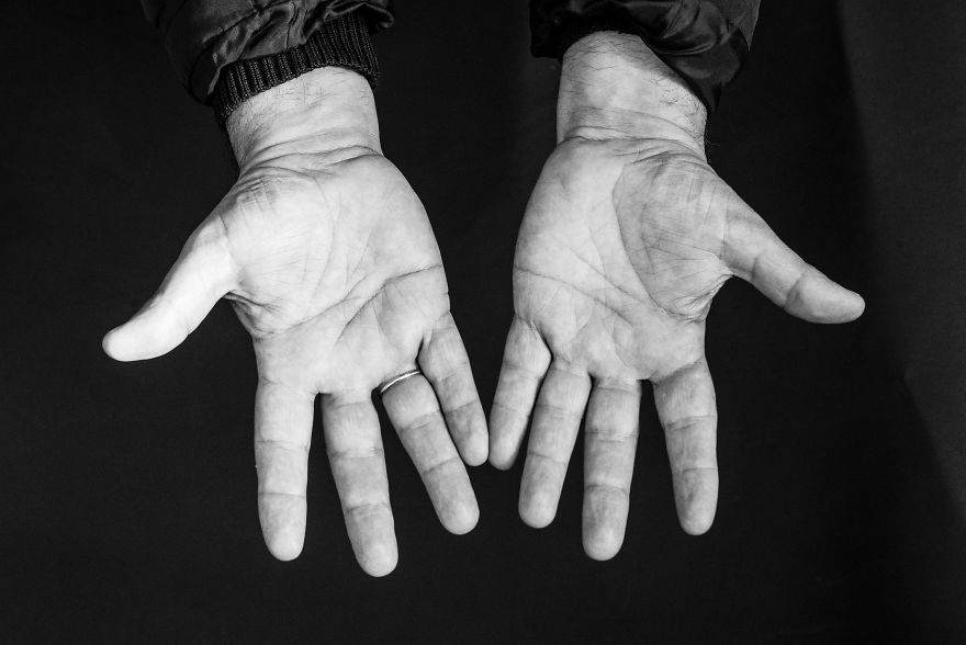 Bộ ảnh chụp đôi bàn tay của từng ngành nghề khác nhau: Khi thăng trầm của cả cuộc đời được khắc họa qua những vết chai sần - Ảnh 5.