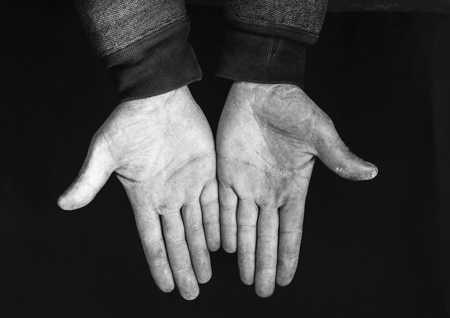Bộ ảnh chụp đôi bàn tay của từng ngành nghề khác nhau: Khi thăng trầm của cả cuộc đời được khắc họa qua những vết chai sần - Ảnh 1.