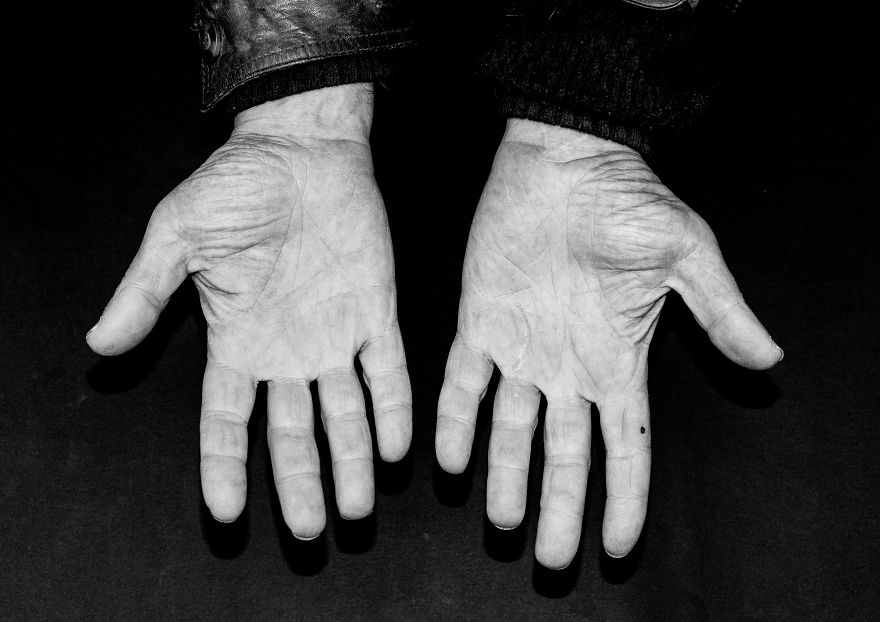 Bộ ảnh chụp đôi bàn tay của từng ngành nghề khác nhau: Khi thăng trầm của cả cuộc đời được khắc họa qua những vết chai sần - Ảnh 2.