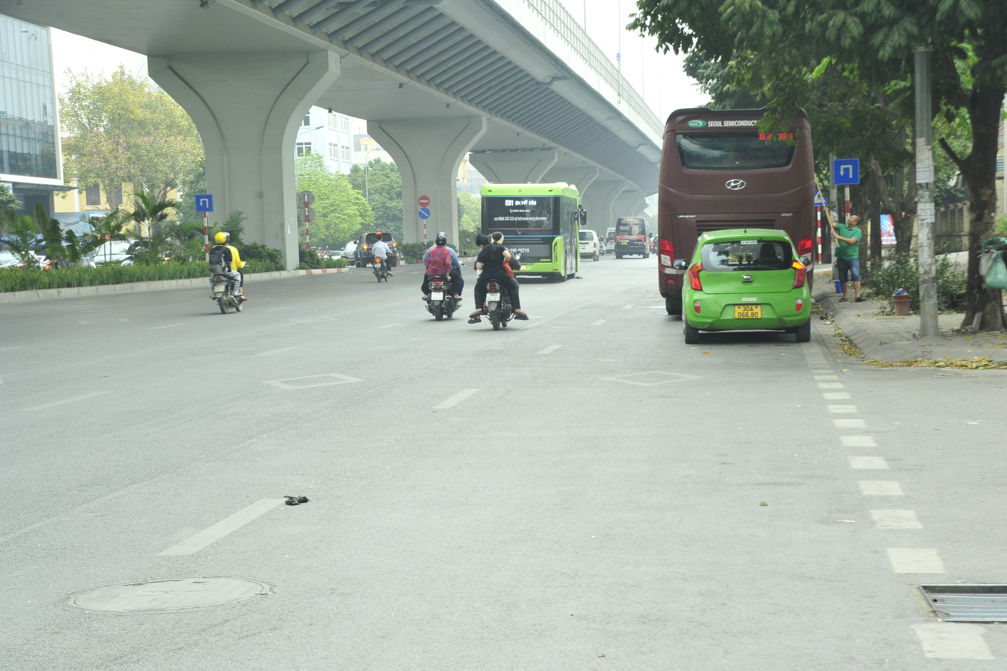 Các phương tiện đi theo hướng đi thẳng qua nút trên đường Trường Chinh, quay đầu tại điểm mở dải phân cách trên đường Trường Chinh (cách nút giao 245m), sau đó rẽ phải liên tục vào đường Tôn Thất Tùng.