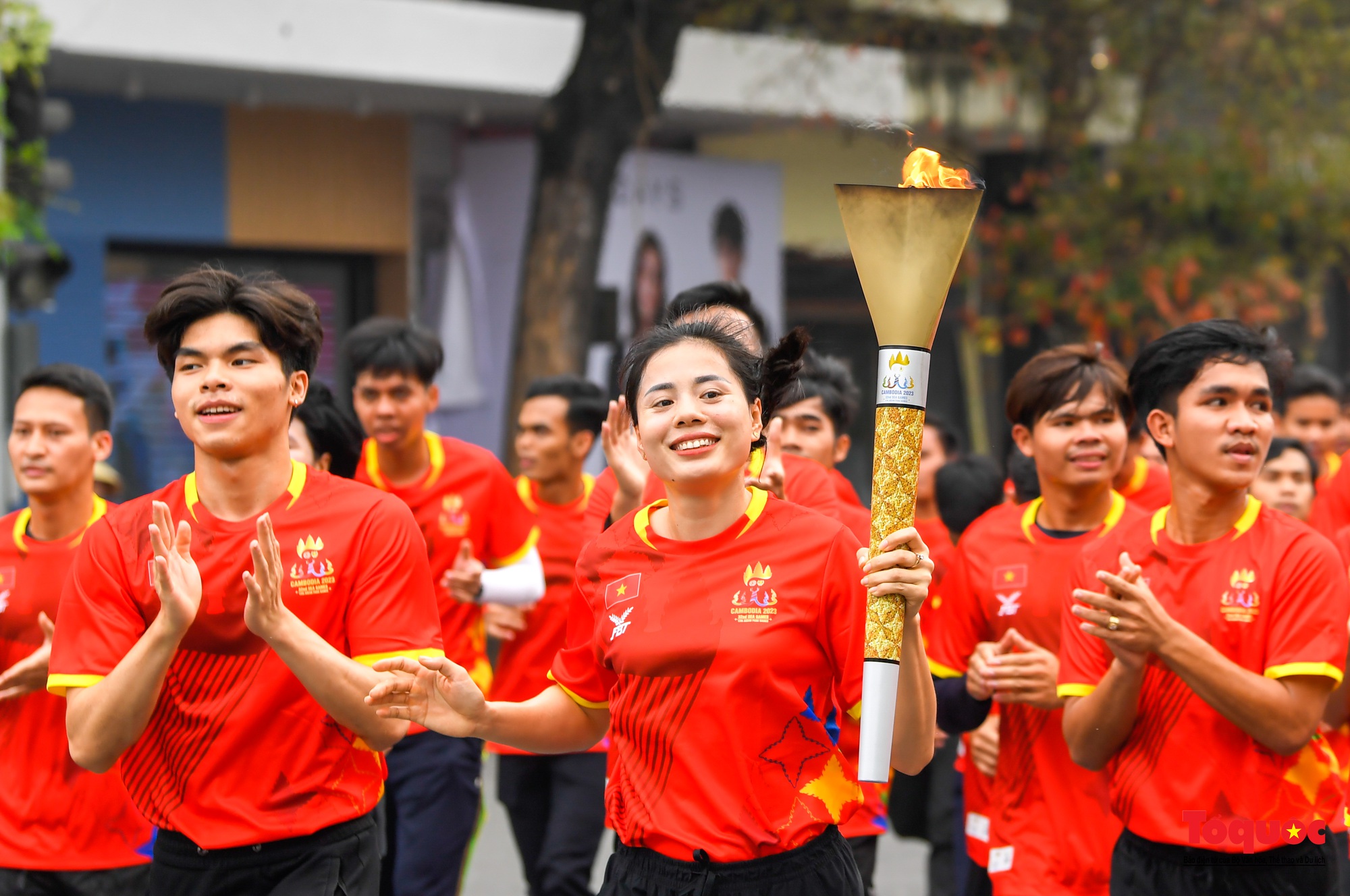 Ngọn lửa SEA Games 32 diễu hành tại Hà Nội - Ảnh 13.