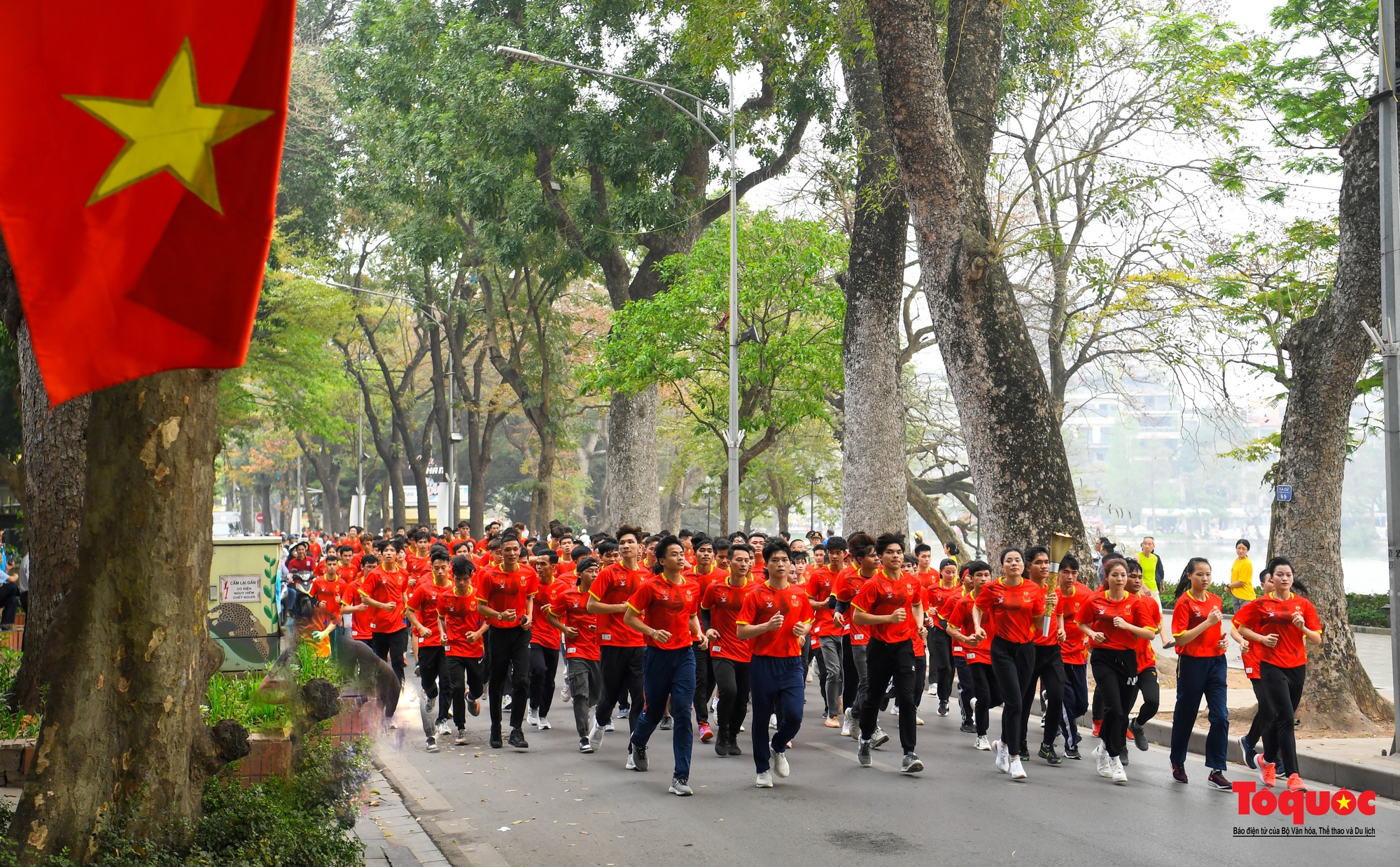 Ngọn lửa SEA Games 32 diễu hành tại Hà Nội - Ảnh 15.