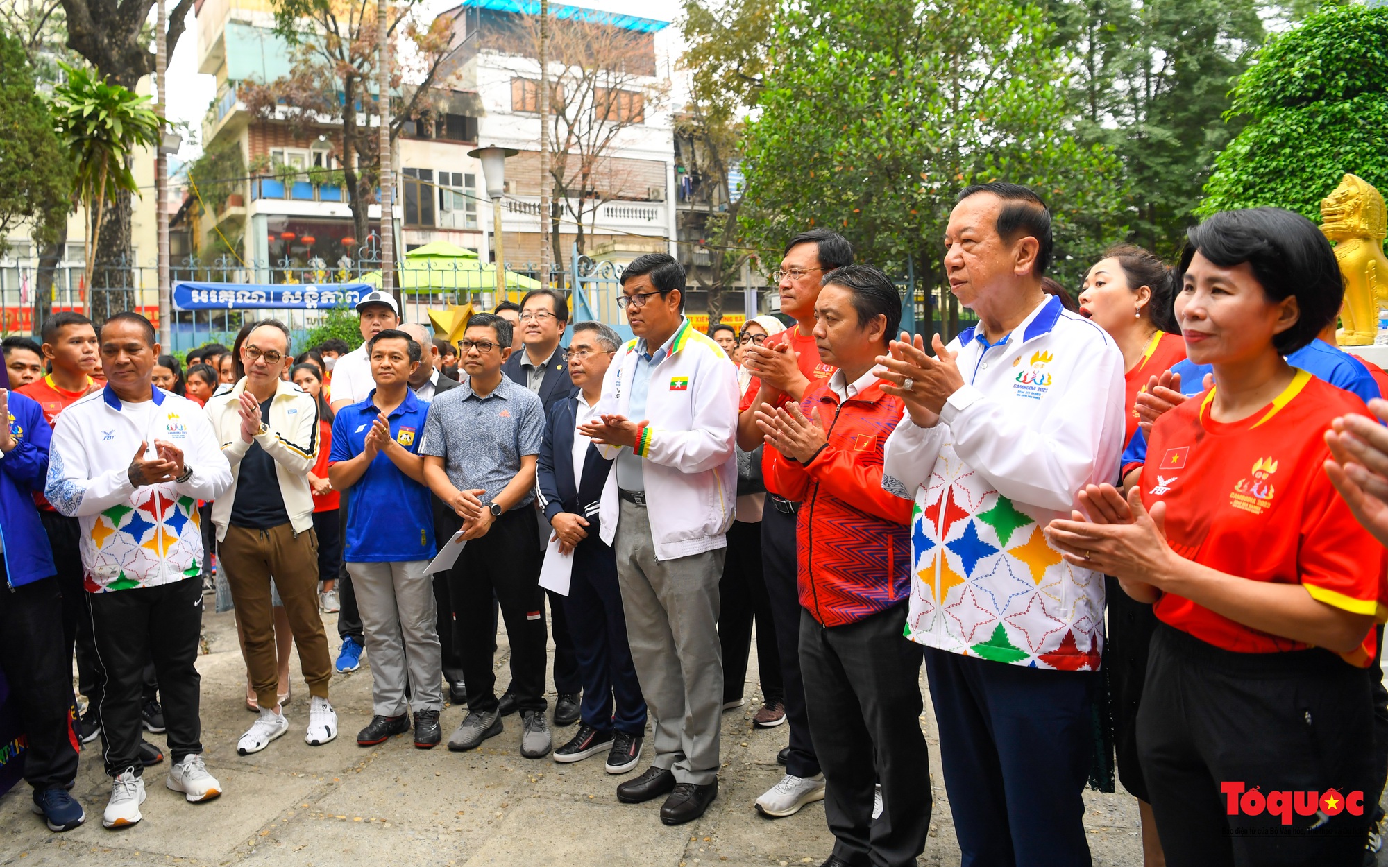 Ngọn lửa SEA Games 32 diễu hành tại Hà Nội - Ảnh 2.