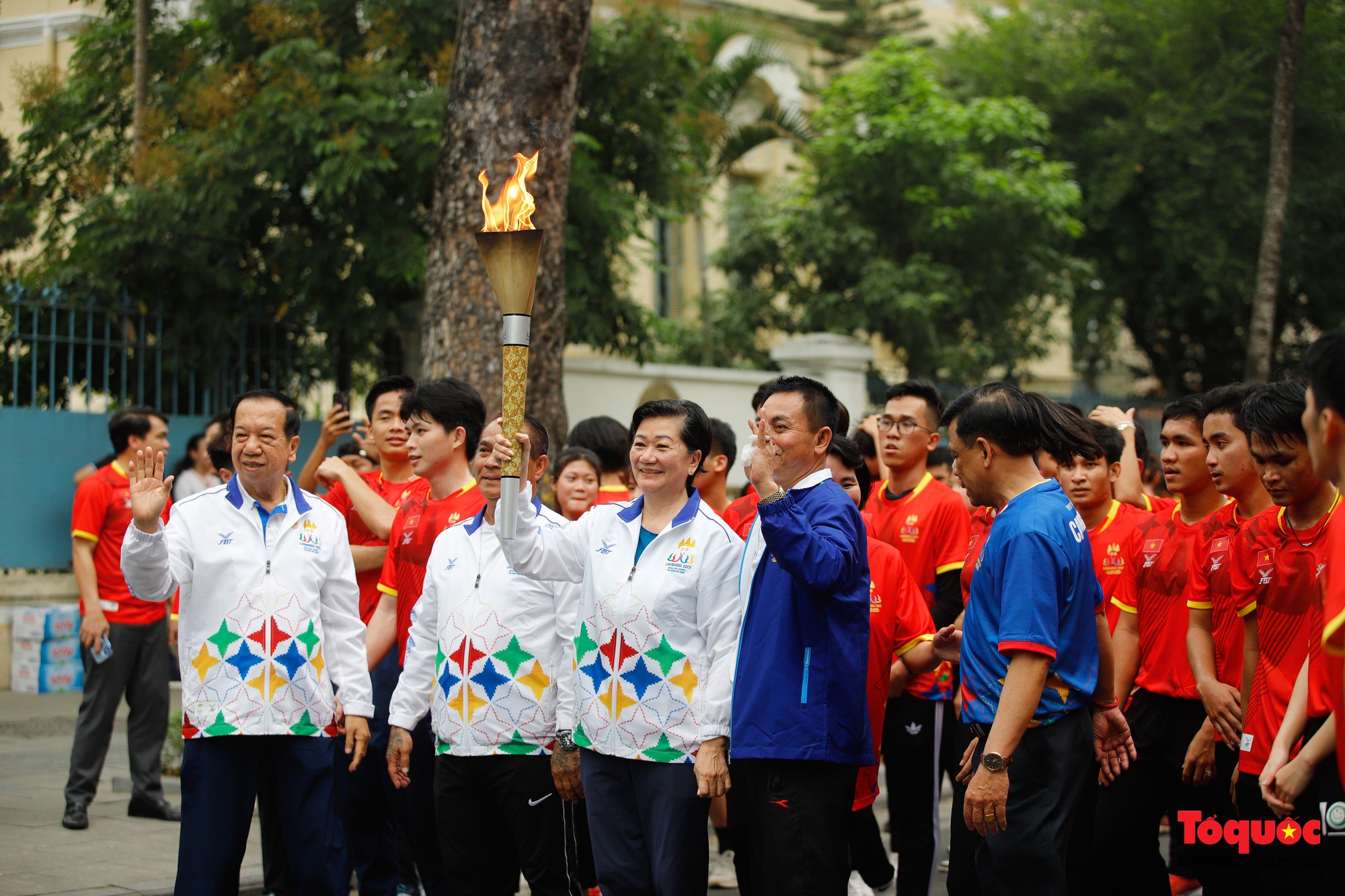 Ngọn lửa SEA Games 32 diễu hành tại Hà Nội - Ảnh 20.