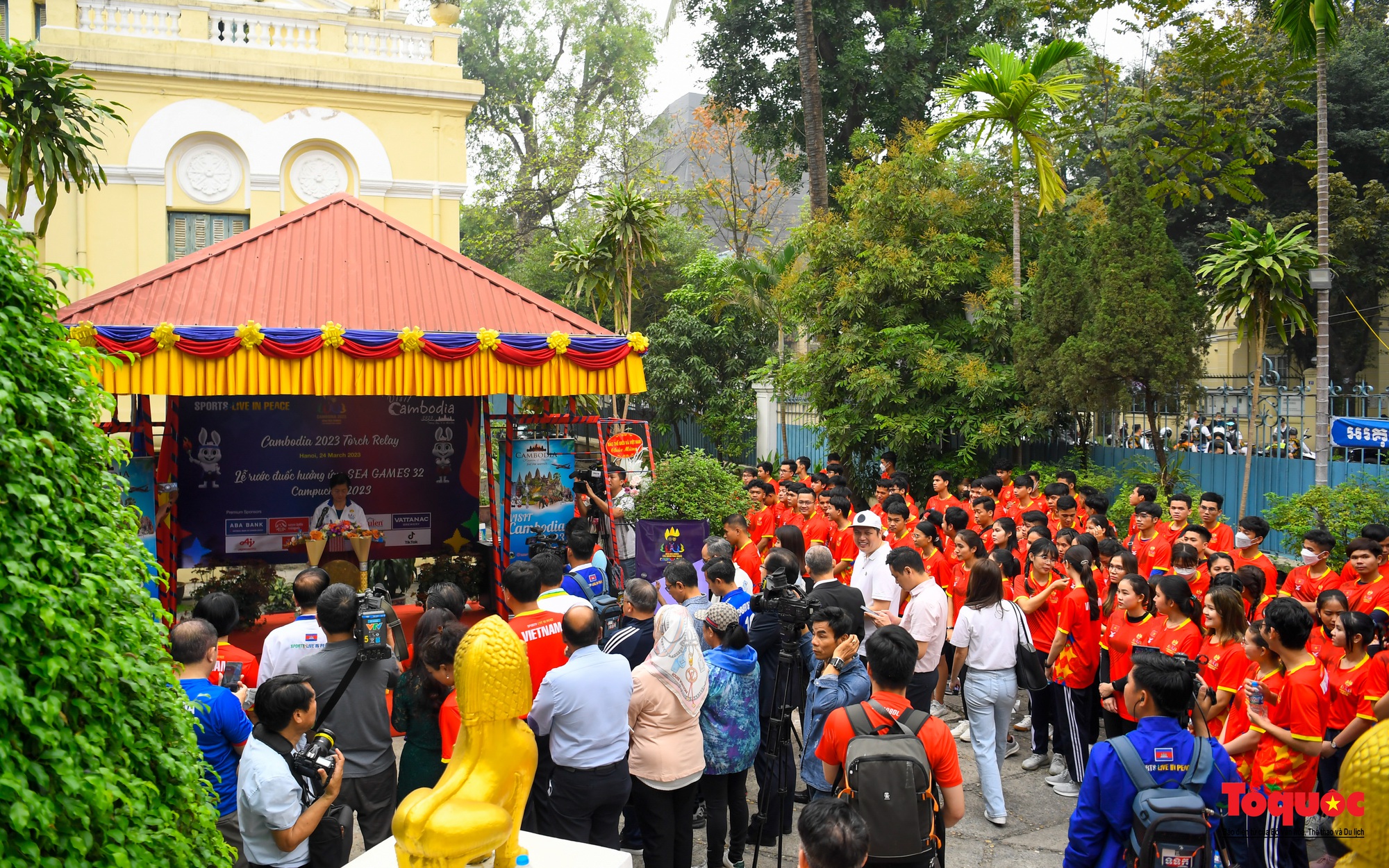 Ngọn lửa SEA Games 32 diễu hành tại Hà Nội - Ảnh 1.