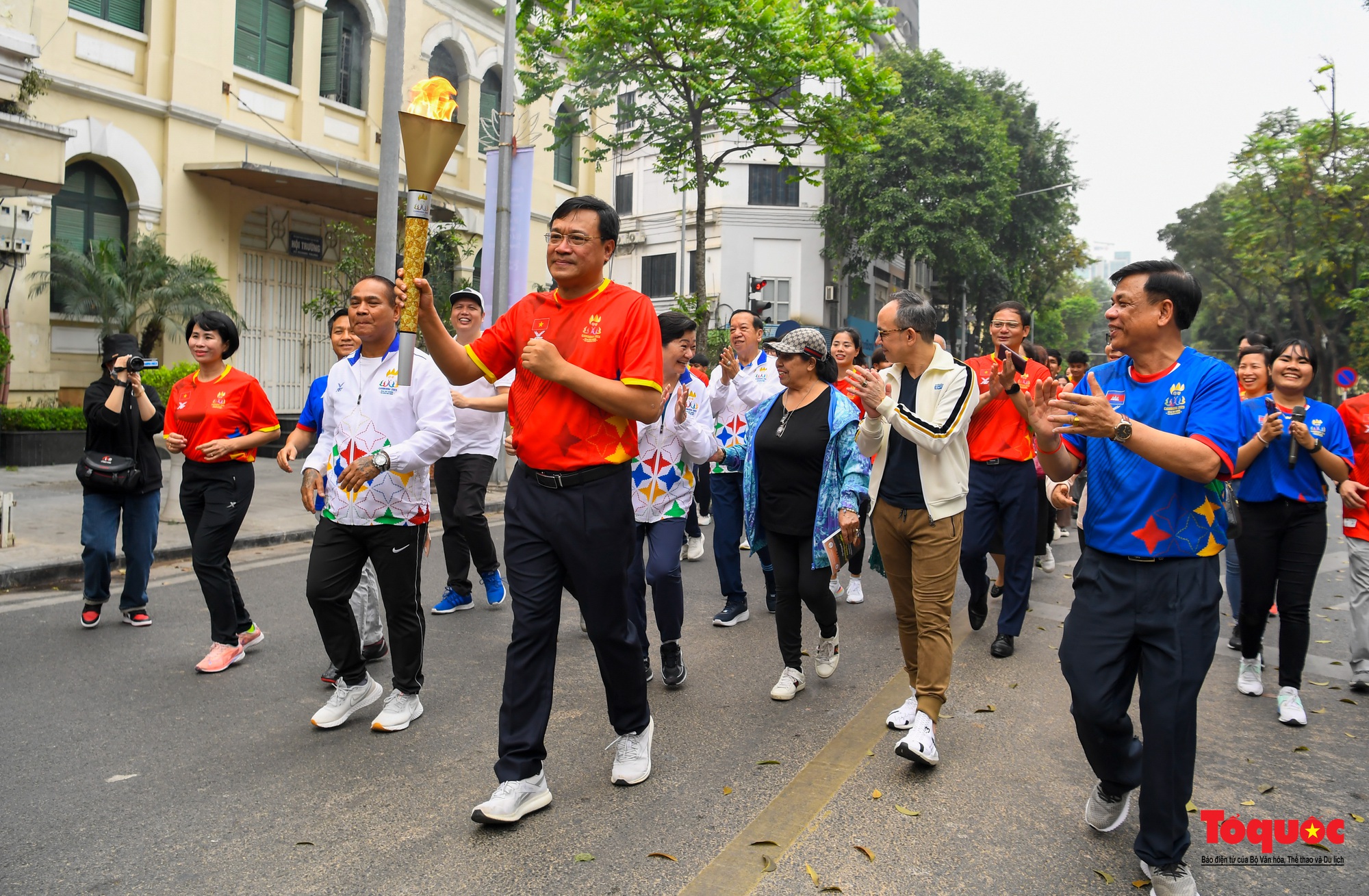 Ngọn lửa SEA Games 32 diễu hành tại Hà Nội - Ảnh 10.