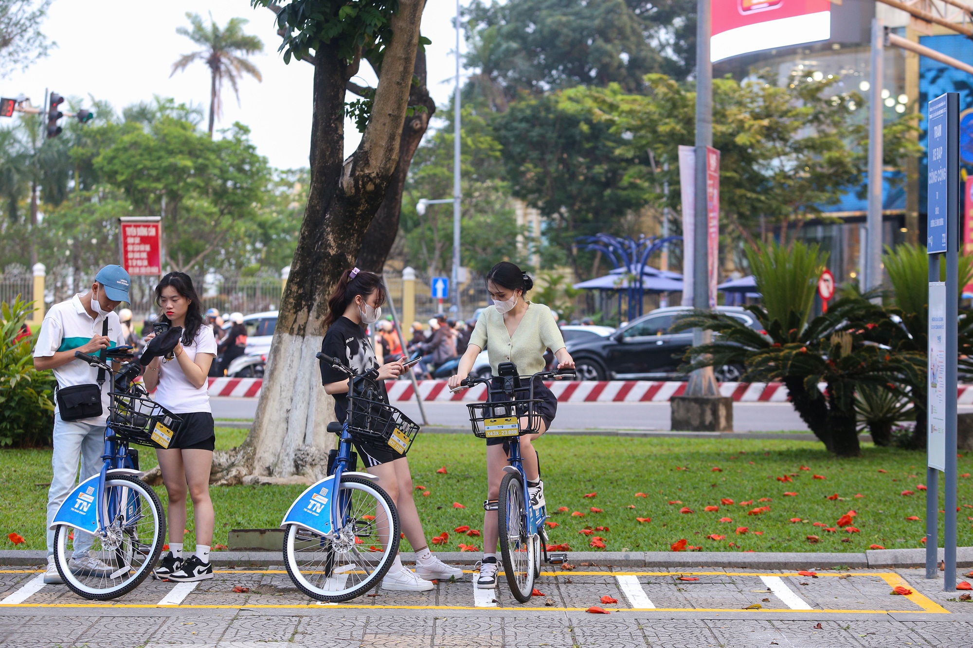 Du khách và giới trẻ thích thú với xe đạp công cộng giá chỉ 5k lần đầu xuất hiện ở Đà Nẵng - Ảnh 3.
