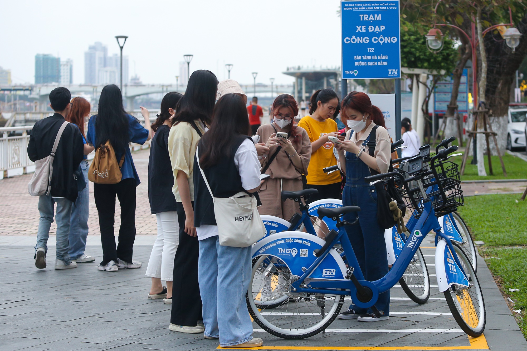 Du khách và giới trẻ thích thú với xe đạp công cộng giá chỉ 5k lần đầu xuất hiện ở Đà Nẵng - Ảnh 2.