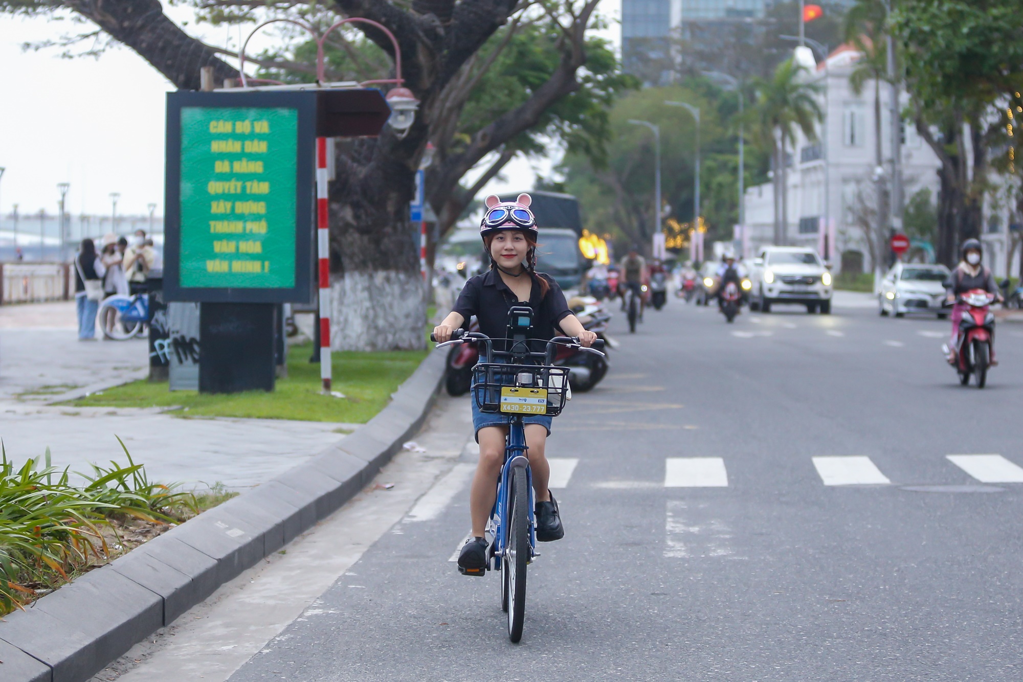 Du khách và giới trẻ thích thú với xe đạp công cộng giá chỉ 5k lần đầu xuất hiện ở Đà Nẵng - Ảnh 6.