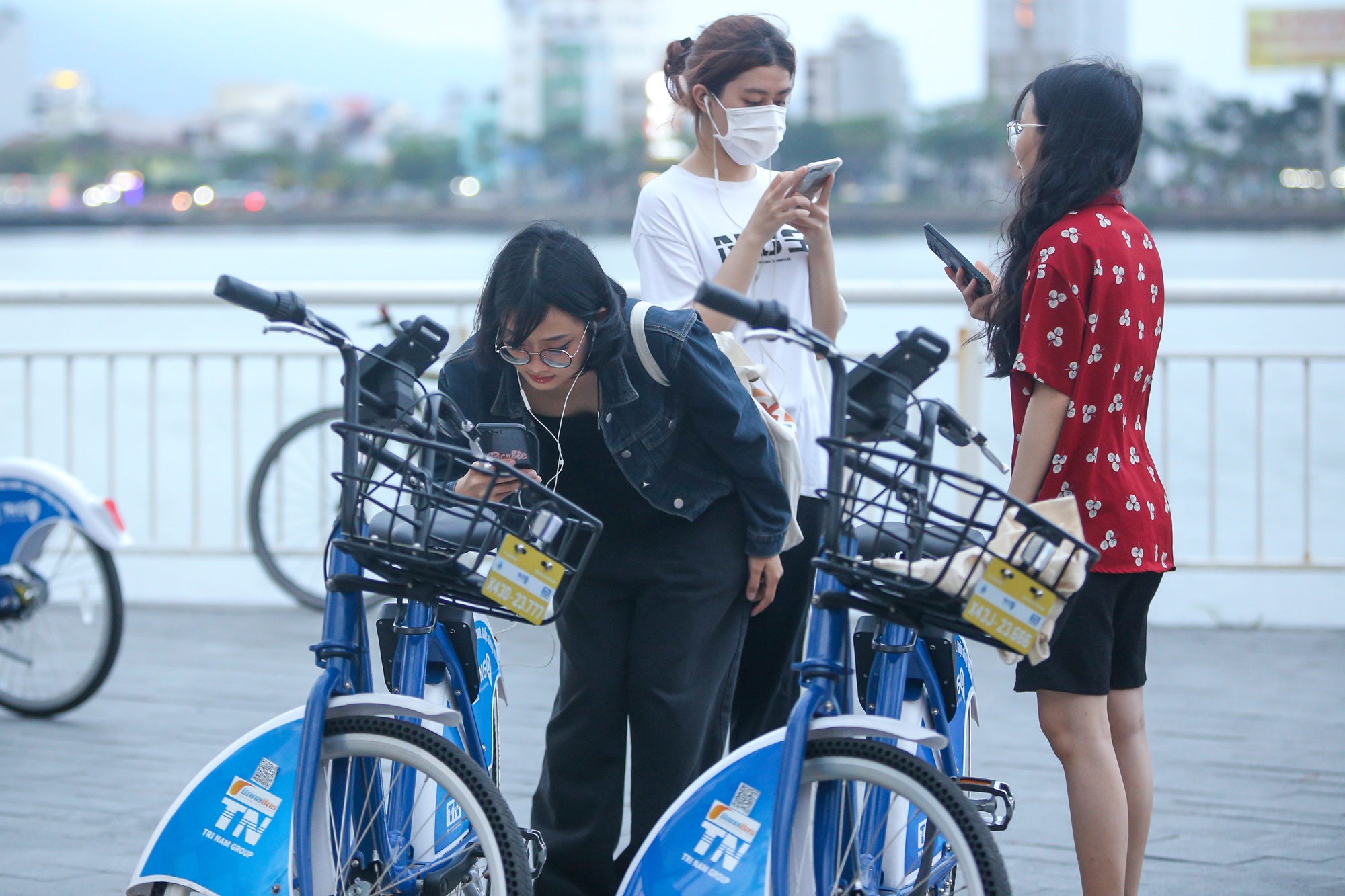 Du khách và giới trẻ thích thú với xe đạp công cộng giá chỉ 5k lần đầu xuất hiện ở Đà Nẵng - Ảnh 7.