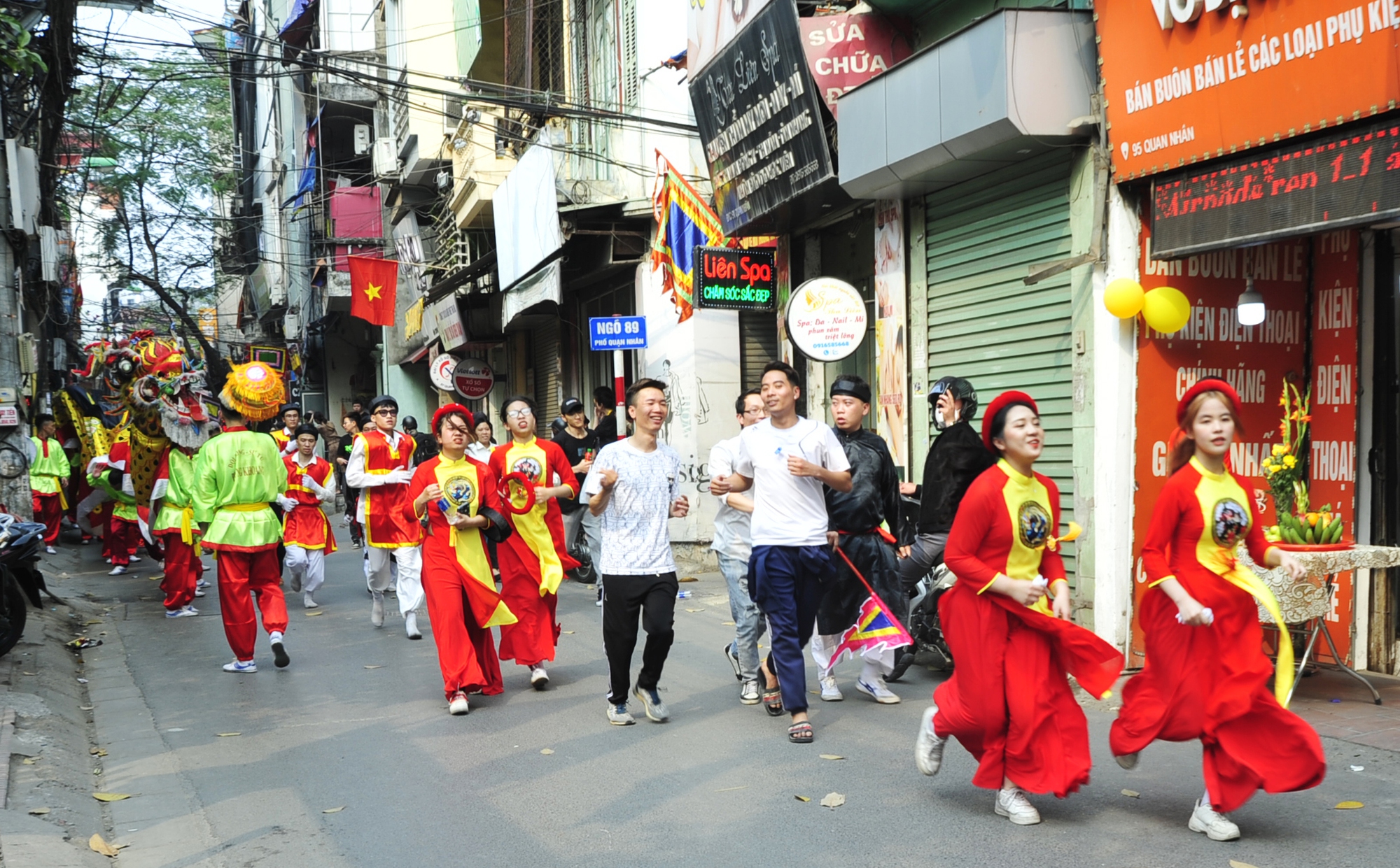 Buổi chiều, sau khi làm lễ tạ các ngai Thánh cùng Thần vị được cụ Thủ từ và một số giai kiệu, chức sắc vào làm lễ rồi đưa ra kiệu để rước Thánh trở về, gọi là rước Thánh hồi cung; Thánh của làng nào về làng ấy, thứ tự như khi rước buổi sáng tiến qua cổng làng ra đường cái.