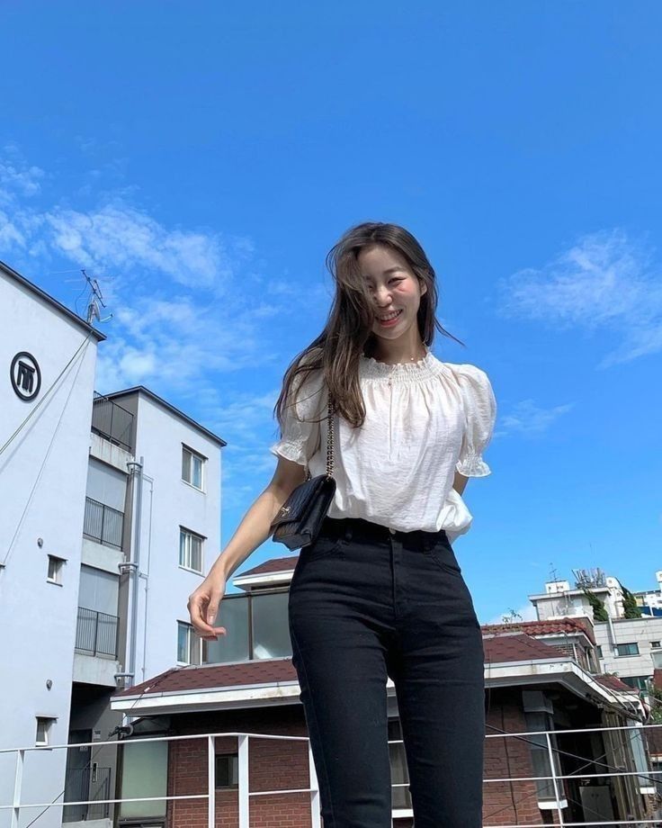 Có 1 kiểu áo công sở vừa tinh tế lại nhẹ nhàng, chị em mua về diện hè là thanh lịch khỏi chê - Ảnh 2. Có 1 kiểu áo công sở vừa tinh tế lại nhẹ nhàng, chị em mua về diện hè là thanh lịch khỏi chê - Ảnh 2.