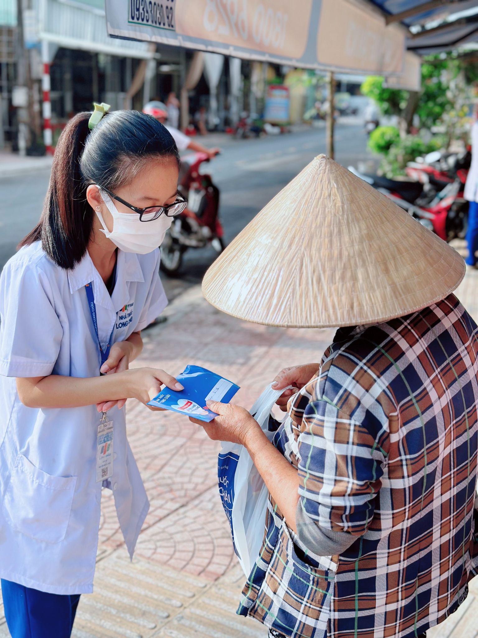 FPT Long Châu tiếp tục hành trình Long Châu Sẻ Chia trao tặng 1 triệu ngày thuốc miễn phí đến những hoàn cảnh khó khăn - Ảnh 3.