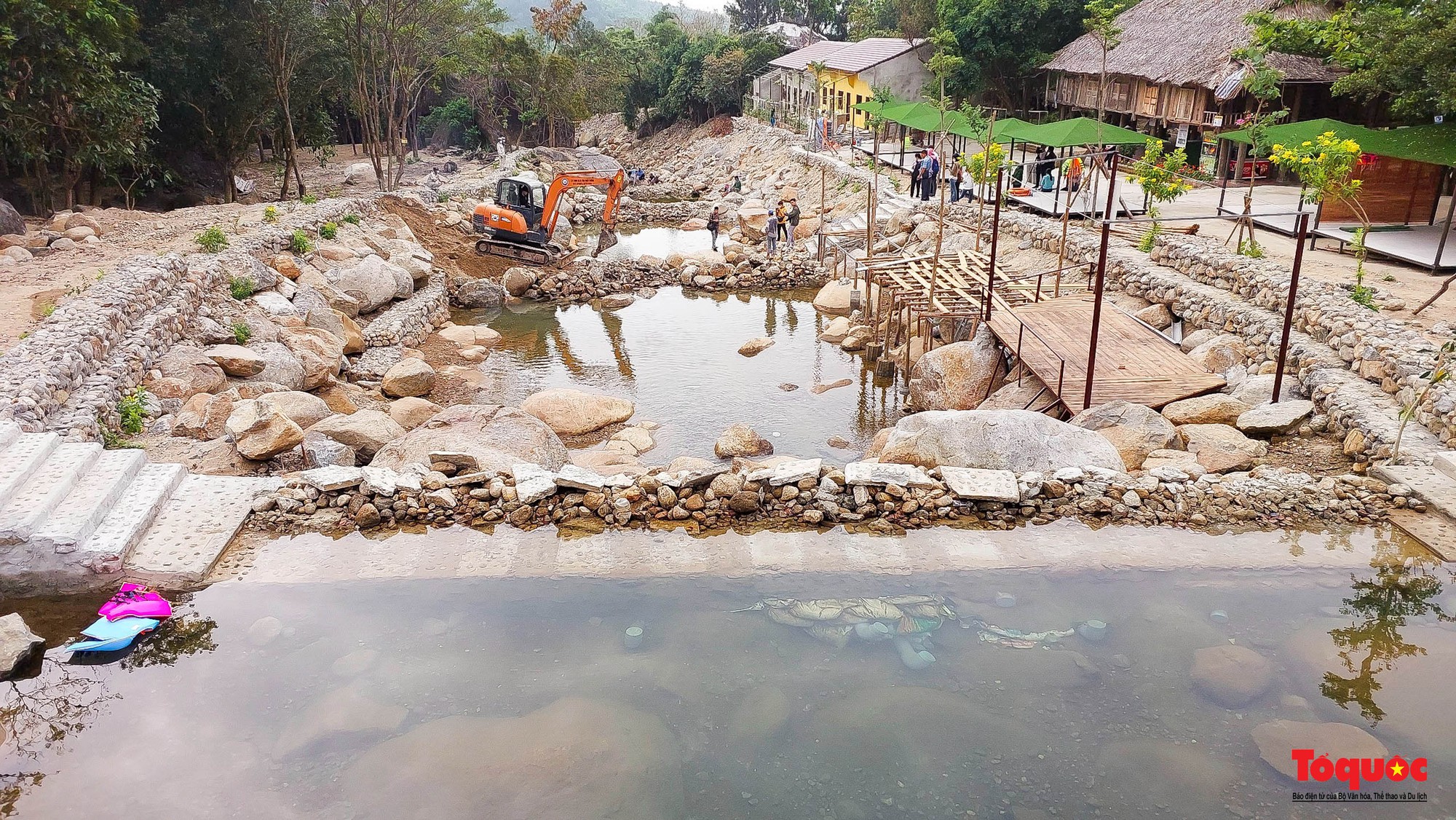 Tháo dỡ loạt công trình chặn dòng suối làm du lịch sinh thái ở Đà Nẵng - Ảnh 1.