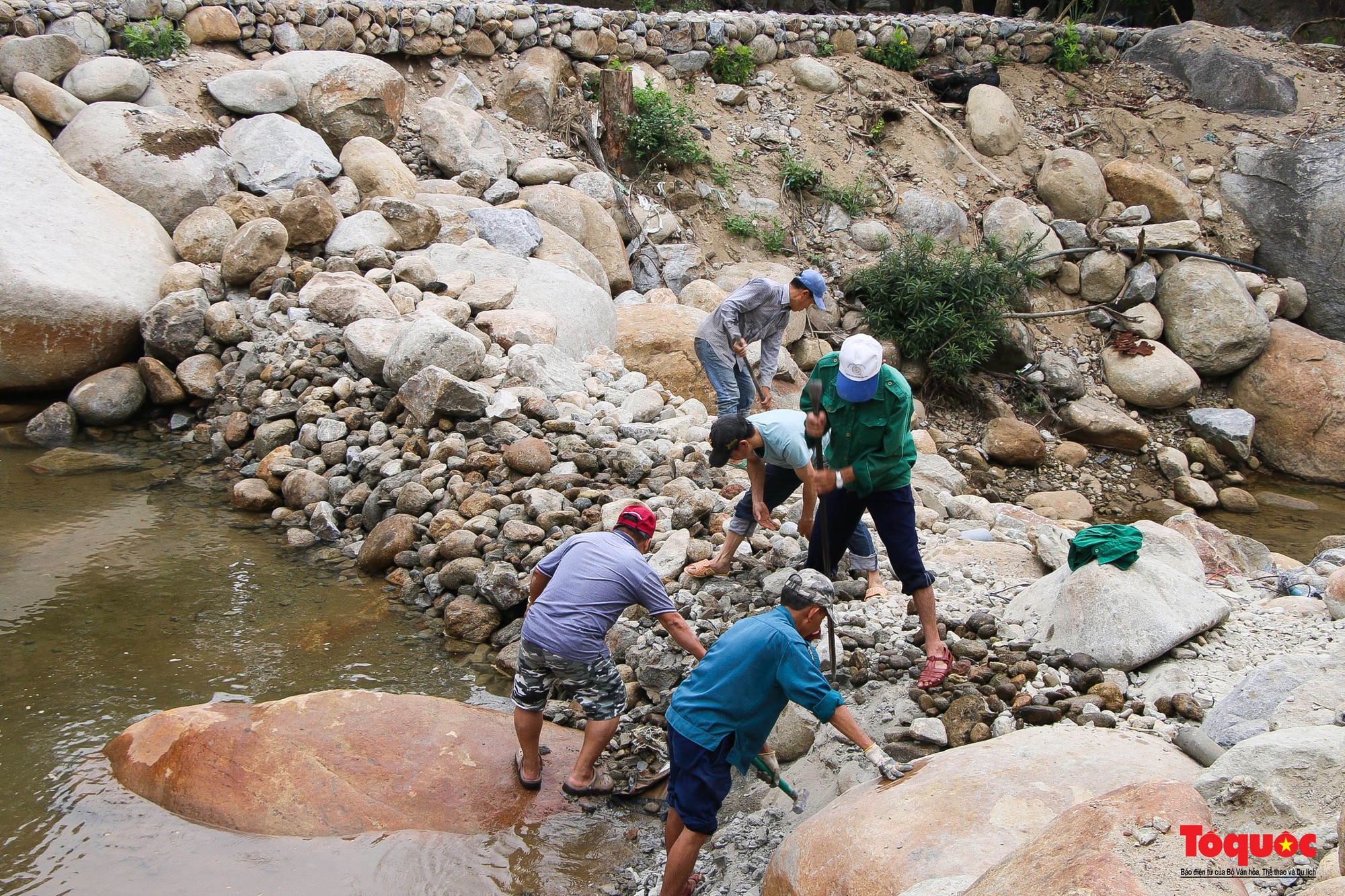 Tháo dỡ loạt công trình chặn dòng suối làm du lịch sinh thái ở Đà Nẵng - Ảnh 14.