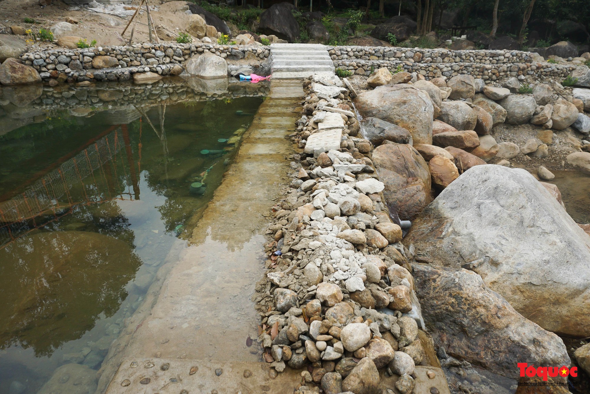 Tháo dỡ loạt công trình chặn dòng suối làm du lịch sinh thái ở Đà Nẵng - Ảnh 2.