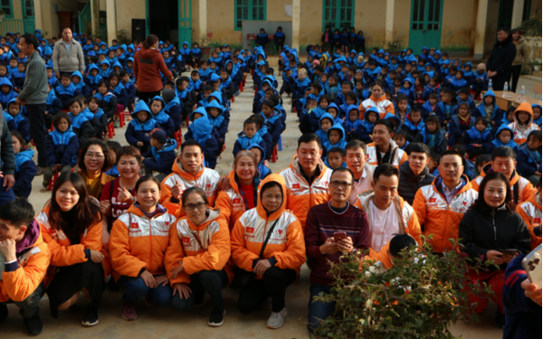 Đoàn từ thiện Tần Nguyễn mang niềm hạnh phúc đến với trẻ em vùng cao - Ảnh 1.