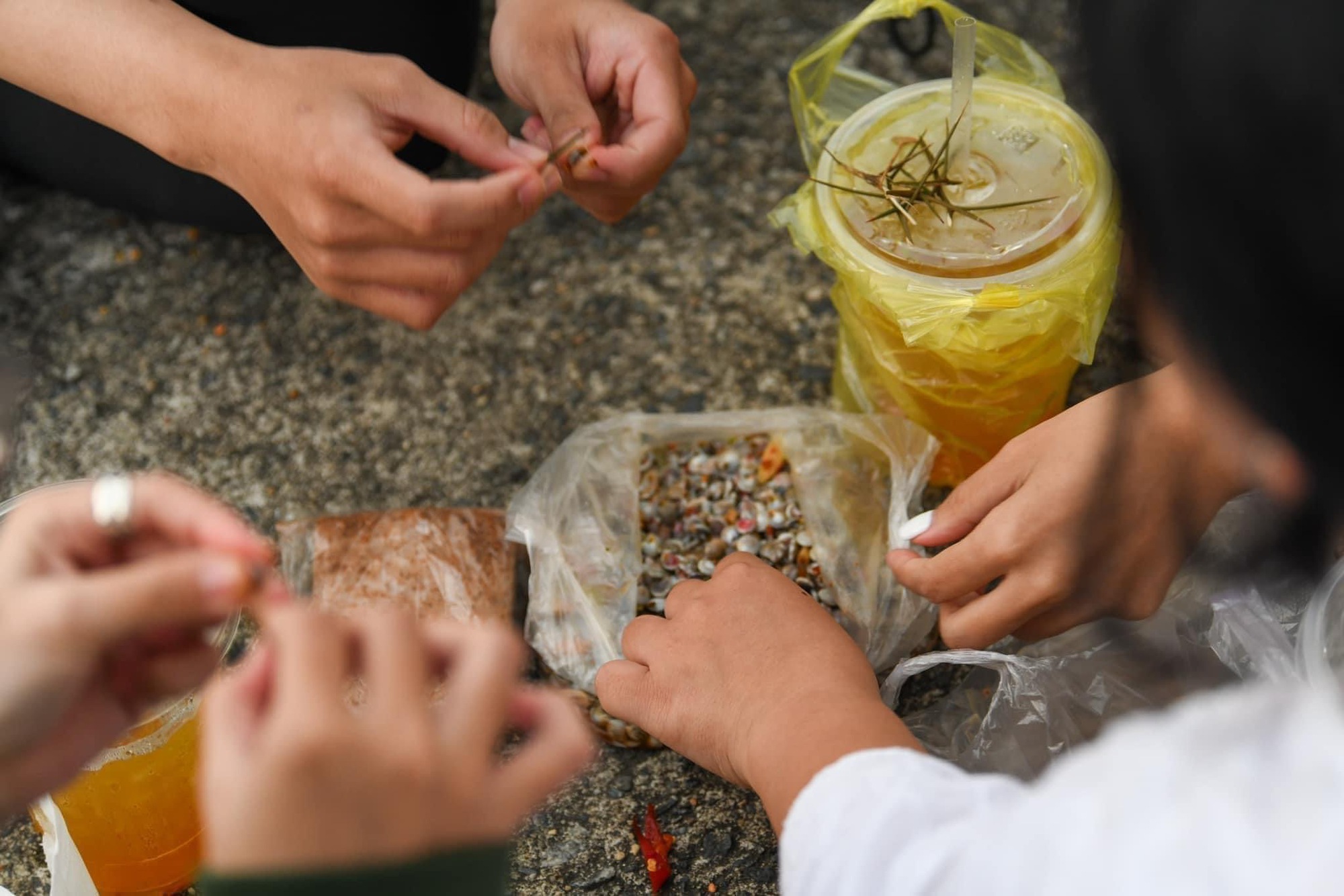 Món ốc kỳ lạ ở Việt Nam khiến thực khách mỏi tay hoa mắt nhưng vẫn thích mê - Ảnh 12.