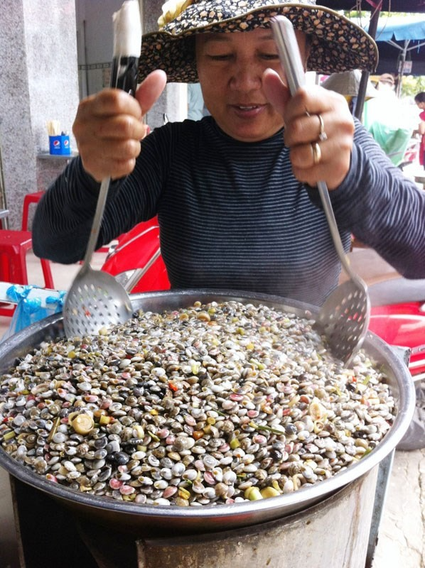 Món ốc kỳ lạ ở Việt Nam khiến thực khách mỏi tay hoa mắt nhưng vẫn thích mê - Ảnh 9.
