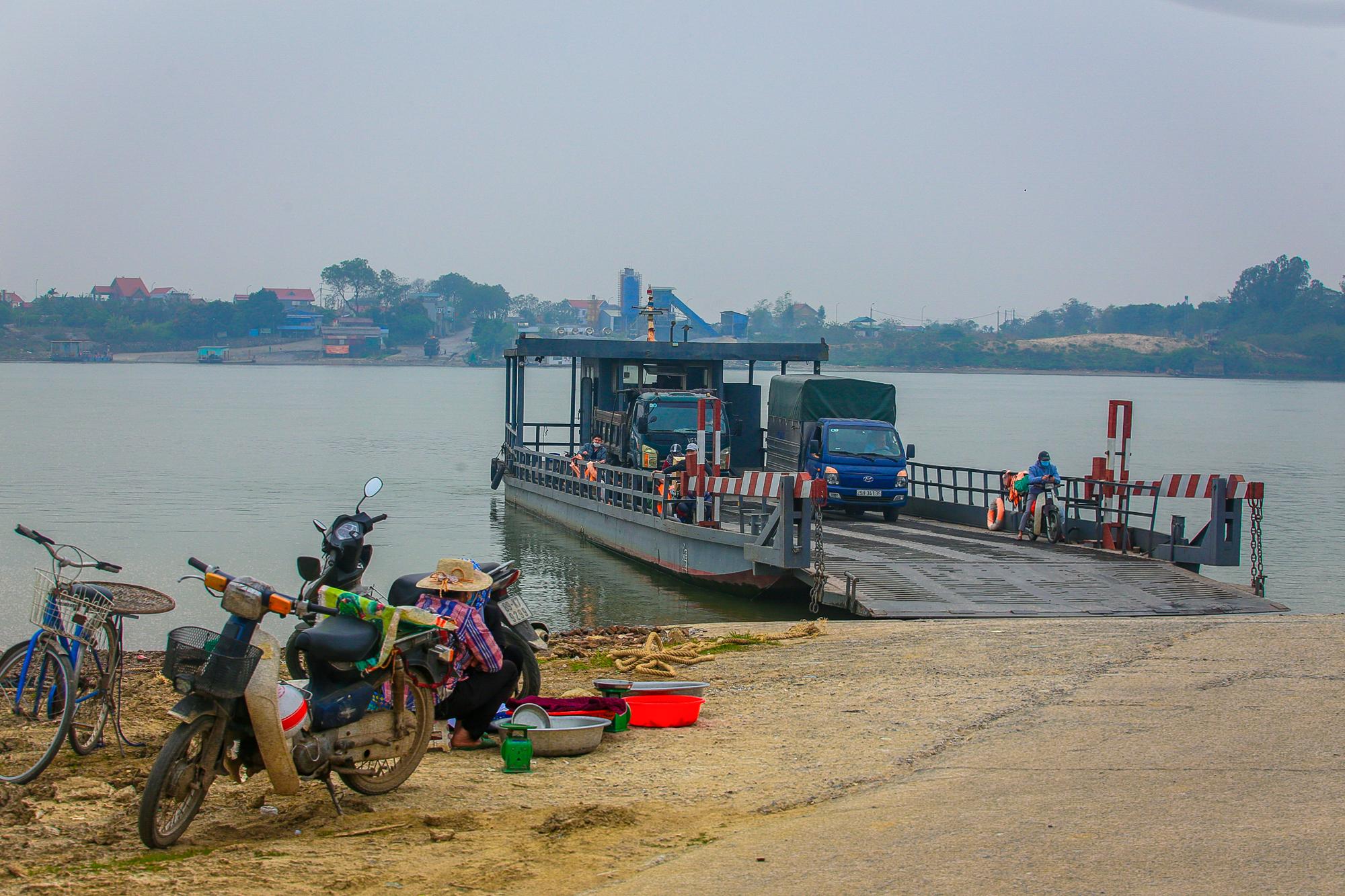 Những người chở &quot;hạnh phúc&quot; qua sông ở ngoại thành Hà Nội - Ảnh 1.