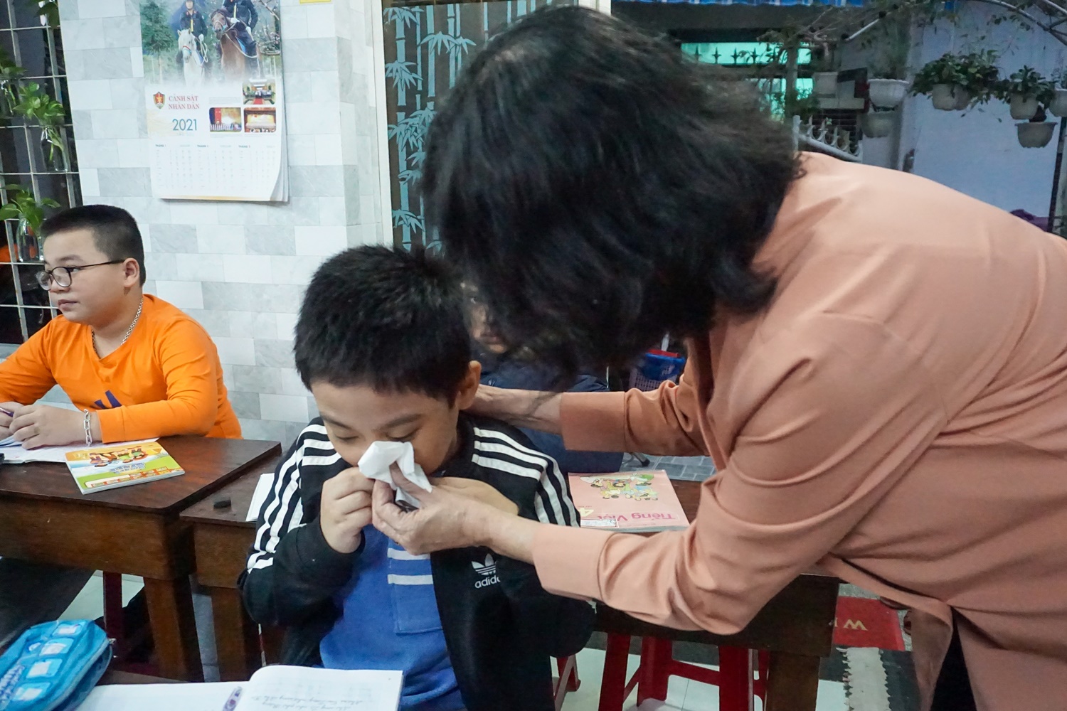 Lớp học miễn phí của 2 cô giáo về hưu ở Đà Nẵng, dù bị ung thư nhưng vẫn đứng lớp vì thương học trò - Ảnh 3.